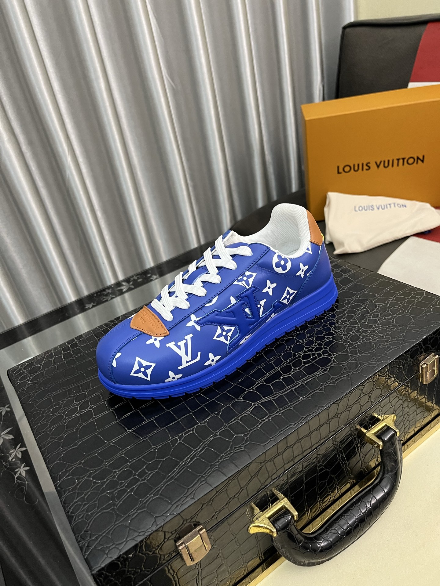 NO:345759,LV TARINE Louis Vuitton x Tyler Co-branded Donkey Brand L Home Embossed Couple Style Casual Sports Shoes Skateboard Shoes Original Purchase and Development This LV Trainer Sports Shoes are from the collaboration series of Louis Vuitton and Tyler, which makes Monogram patterns and brand logos become embossed and side decorations of nubby cowhide leather, witnessing the artist's creative interpretation of classic elements. The deep tone sets up the complex upper, which takes hours of craftsmanship sewing to complete. The delivery counter is exquisitely packaged. Fabric: Original custom-made top layer cowhide Inner: Original custom breathable net Outsole: Original open-mode two-color TPU combination sole Sole thickness: 3CM Size: Women's 35-40 / Men's 38-46,,louis vuitton,louis  vuitton, louis vuitton, louis vuitton, sneakers, cowhide19860909LV TARINE路易威登x Tyler 联名款 驴牌 L家 压花 情侣款 休闲 运动鞋 滑板鞋 原版购入开发 本款 LV Trainer 运动鞋出自路易威登与 Tyler 合作系列,令 Monogram 图案和品牌标识分别化作正绒面牛皮革的压纹和侧面装饰,见证艺术家对经典元素的创意演绎.深邃色调烘托繁复鞋面,需要数小时的匠心缝制方可完成 配送专柜精美包装 面料: 原版定制头层牛皮 内里: 原版定制透气网里 大底: 原版开模双色TPU组合大底 底厚: 3CM Size: 女款35-40 / 男款38-46,,louis vuitton,louis vuitton,louis vuitton,louis vuitton,sneakers,cowhide,Men's shoes