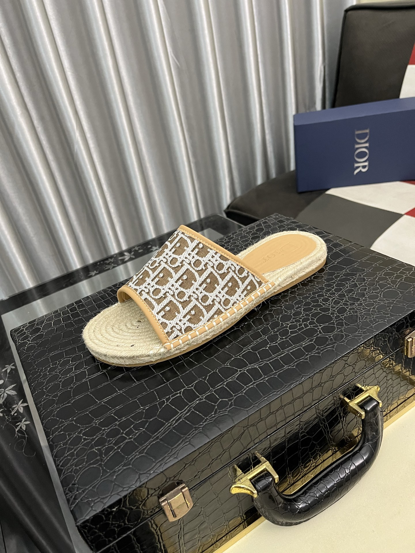 NO:346076,DIOR Slippers New Slippers are available at the same time. Italian imported original single material. Full imported sheepskin inner lining, original sole is specially supplied with original sole, exclusive movable molded sole is super comfortable, original order goods, high quality, can enter and exit the counter at will, number 38-442 colors available, dior, dior, slippers, sheepskin19860909DIOR 迪奥拖鞋 新款拖鞋同步发售.意大利进口原单材料.全进口羊皮内里,鞋底原厂特供原版底,独家活动成型底超级舒适,原厂跟单货,高品质,可随意进出专柜,码数38-442色可选,,dior,dior,slippers,sheepskin,Men's shoes