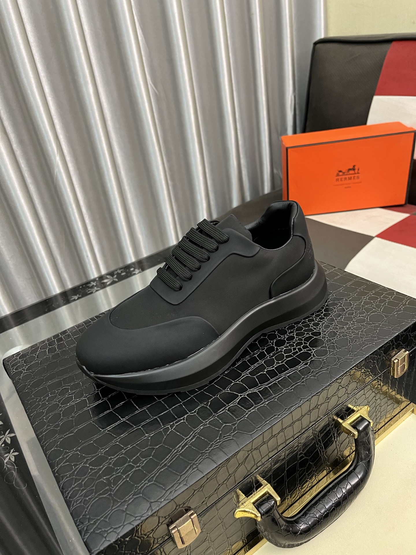 NO:352666,HERME* Hermes fashion casual sneakers, sophisticated, customized imported flying weaving, layered upper with clear lines, sheepskin inner foot pads, lightweight high-end sole. Light luxury style, retro comfortable round toe, breathable and not stuffy on the upper, simple and atmospheric, comfortable and trendy on the feet!  Number of 38444 colors available, hermes, hermes, sneakers, sheepskin19860909HERME*爱马仕时尚休闲运动鞋,精工打造,定制进口飞织制作,叠层设计鞋面线条感层次分明,羊皮内里脚垫,轻质高端大底.轻奢风格,复古的舒适圆头,鞋面透气不闷脚,简约大气,上脚舒适富有潮流感！码数38444色可选,,hermes,hermes,sneakers,sheepskin,Men's shoes