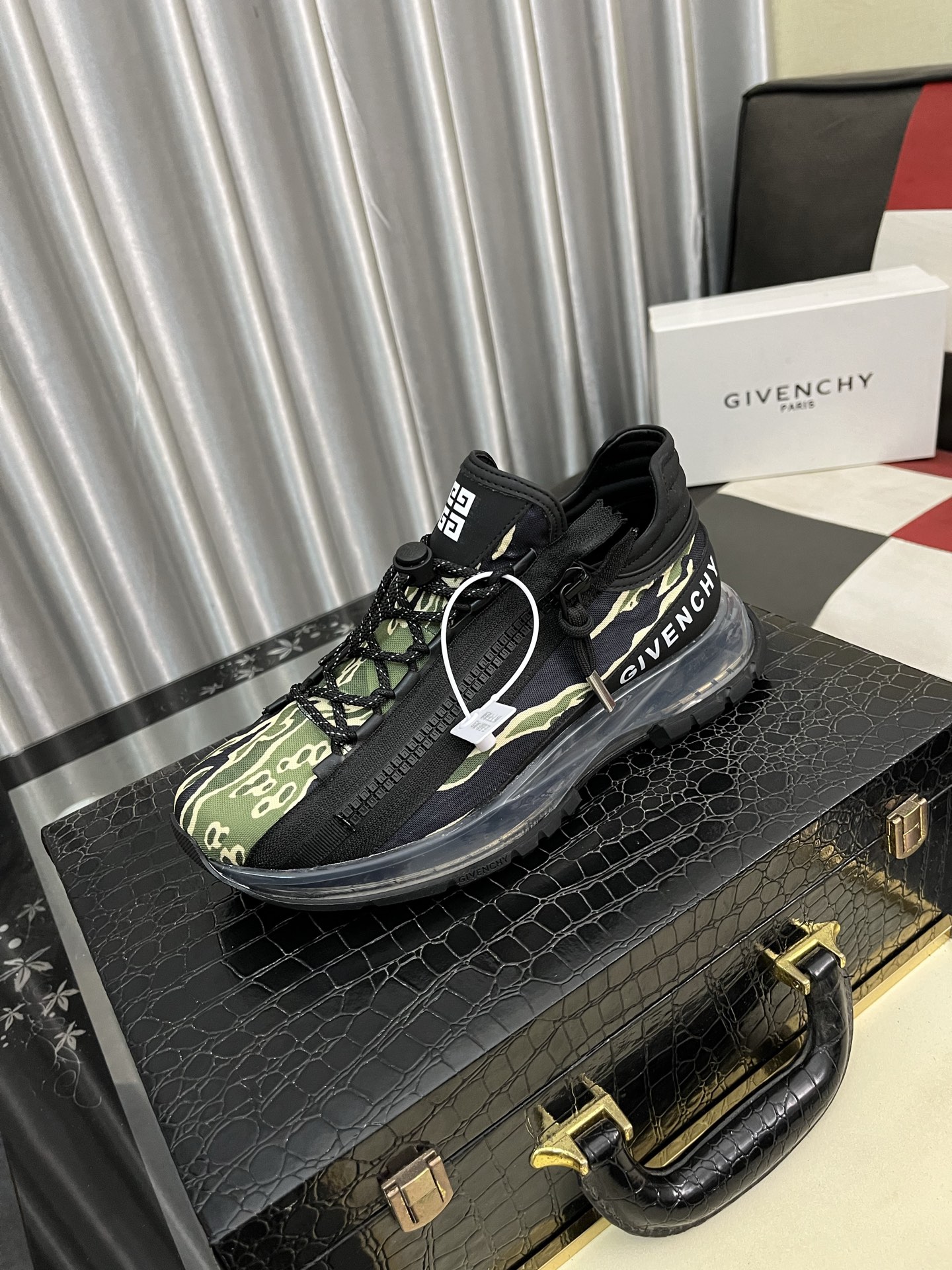 NO:346095,【GIVENCHY】Givenchy - High-end quality Original single casual sneakers - Upper; Napa calfskin, reverse velvet calfskin, brand high mercerized canvas, shoe body hot brand totem - Neli brand canvas, foot pads; Water dye cowhide - Ultra-light TPU foaming. Rubber; Two-color molded outsole - Ultra-high quality control, fine workmanship highlighted (high-end, noble, grade) - Size 38-442 colors available, given, given, given, sneakers, cowhide19860909【GIVENCHY】纪梵希 -高端品质 原单休闲运动鞋 -鞋面；纳帕小牛皮、反绒小牛皮、品牌高丝光帆布、鞋身热切品牌图腾 -内里品牌帆布,垫脚；水染牛皮 -大底超轻TPU发泡.橡胶; 双色成型大底 -超高品控·做工精细凸显(高端·贵气·档次) -Size 38-442色可选,,givenchy,givenchy,sneakers,cowhide,Men's shoes