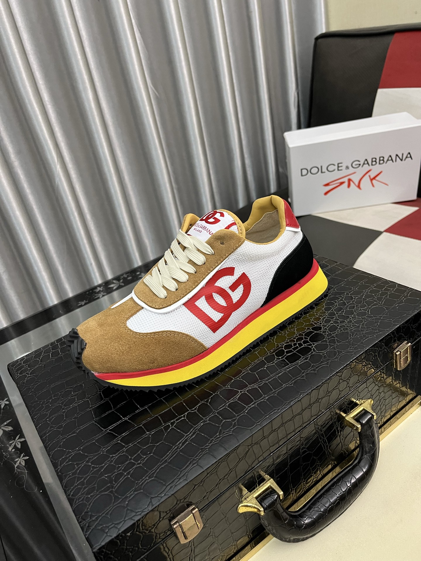 NO:346442,(DG) The latest sports and casual shoes are fashionable and versatile, which can add luster and color to various shapes. Create a unique dynamic and modern exquisite design, showing a modern and elegant style. Size35-46,19860909（DG）最新运动休闲鞋时尚百搭,可为各式造型增光添彩.塑造独具动感活力与摩登气息的精致设计,尽显现代优雅格调. Size35-46,,Men's shoes