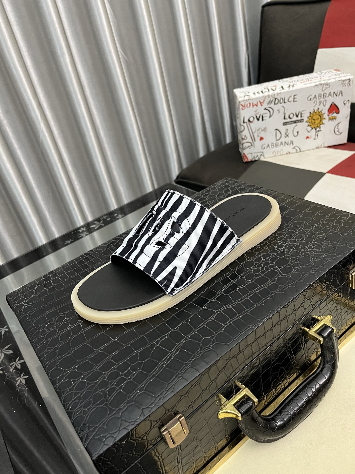 NO:346472,(DG) The latest sports and casual shoes are fashionable and versatile, which can add luster and color to various shapes. Create a unique dynamic and modern exquisite design, showing modern and elegant style. Size38-46,19860909（DG）最新运动休闲鞋时尚百搭,可为各式造型增光添彩.塑造独具动感活力与摩登气息的精致设计,尽显现代优雅格调. Size38-46,,Men's shoes