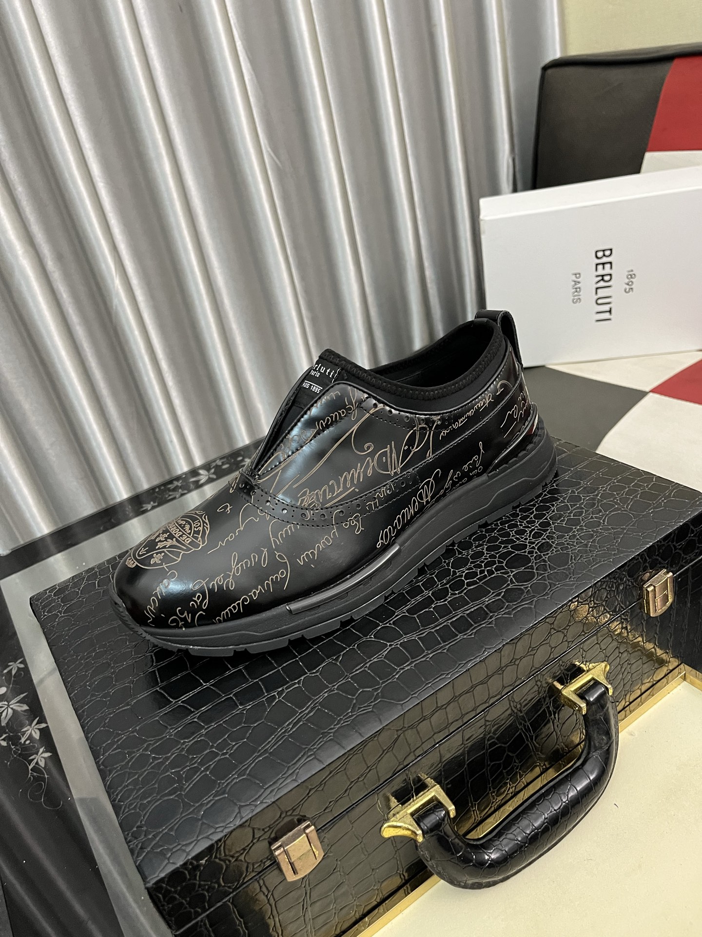 NO:346784,Berluti hand-painted men's shoes, made with heavy industry, purely handmade. This unique and modern shoe breaks the routine. It is paired with a leather upper with an extremely flexible and ultra-light sole, soft water-dyed cowhide inner lining, and rubber combination sole!  39455 color optional, cowhide19860909Berluti布鲁提手工擦色男鞋 重工打造 纯手工制作 这款具有独特现代感的鞋履打破常规,用皮质鞋面搭配极为柔韧且超轻的鞋底,柔软水染牛皮内里,橡胶组合大底 ！ 码数39455色可选,,cowhide,Men's shoes