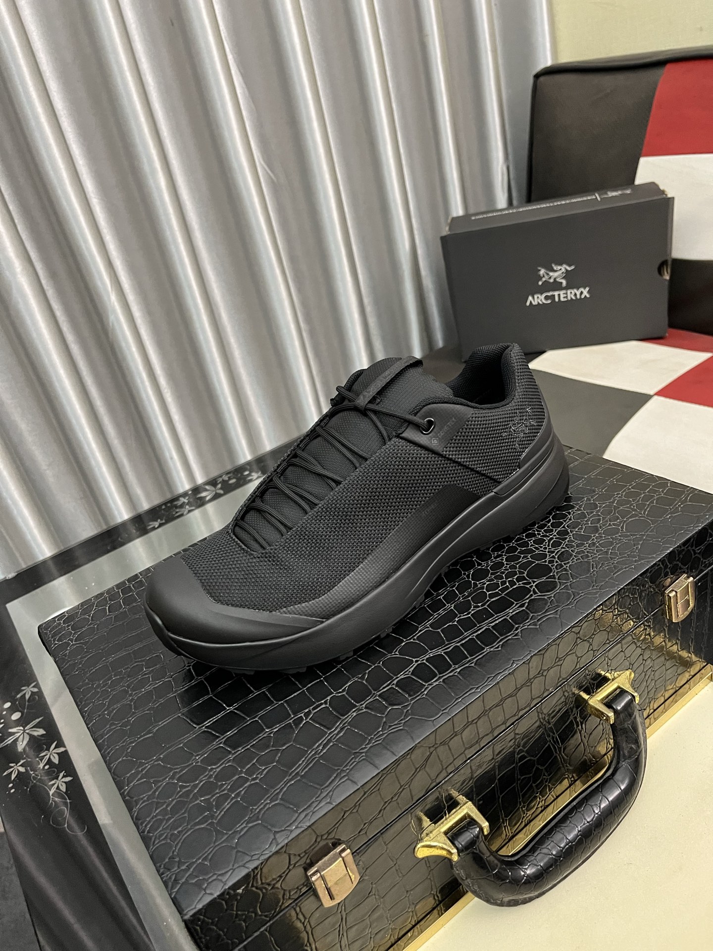 NO:346795,ARC'TERYX Archaeopteryx Konseal Lt Breathable and wear-resistant outdoor leisure sports commuter hiking shoes Original purchase and development Make goods KONSEAL LT lightweight spring and summer outdoor shoes, structure midsole TPU chassis, protecting feet. Configure 3D mold to protect the feet + integrated lace-up system, upper anti-rips single-layer mesh, TPU protective film and Niuba Le synthetic fabric, delivery counter exquisite packaging, original customized technical waterproof material, imported breathable mesh, sole original open mold anti-slip rubber foam material, bottom thickness 2.5CM Size: 39-45,arc'teryx19860909ARC'TERYX始祖鸟Konseal Lt 透气耐磨户外休闲运动通勤徒步鞋 原版购入开发 做货 KONSEAL LT轻量春夏户外鞋,结构中底TPU底盘,保护双脚.配置3D模具保护双脚+一体化系带系统,鞋面防撕裂单层网布、TPU保护膜和牛巴革合成面料 配送专柜精美包装 面料原版定制科技防水材料 内里进口透气网里 鞋底原版开模防滑橡胶发泡材质 底厚2.5CM Size: 39-45,arc'teryx,Men's shoes