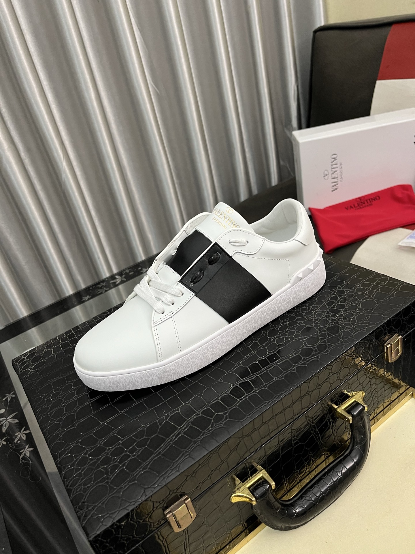 NO:756204,Valentino Valentino white shoes original replicas are coming. There are many pictures of the feet of Internet celebrities. They are authentic. Purchased in Hong Kong for 5,500 Hong Kong dollars. All parts are genuine. I refuse to look at the pictures to make the goods. The upper is made of first-layer large-grained cowhide 3D printing. The inside is water-dyed cowhide lining + cowhide feet, code number: 38-44,,valentino,valentino,cowhide19860909Valentino 华伦天奴小白鞋原版复刻货来袭超多网红明星上脚图正品香港5500港币购回各个部位都是正品开模、拒绝看图做货鞋面采用头层大粒纹牛皮3D打印.内里水染牛里+牛皮垫脚,码数: 38-44,,valentino,valentino,cowhide,Men's shoes