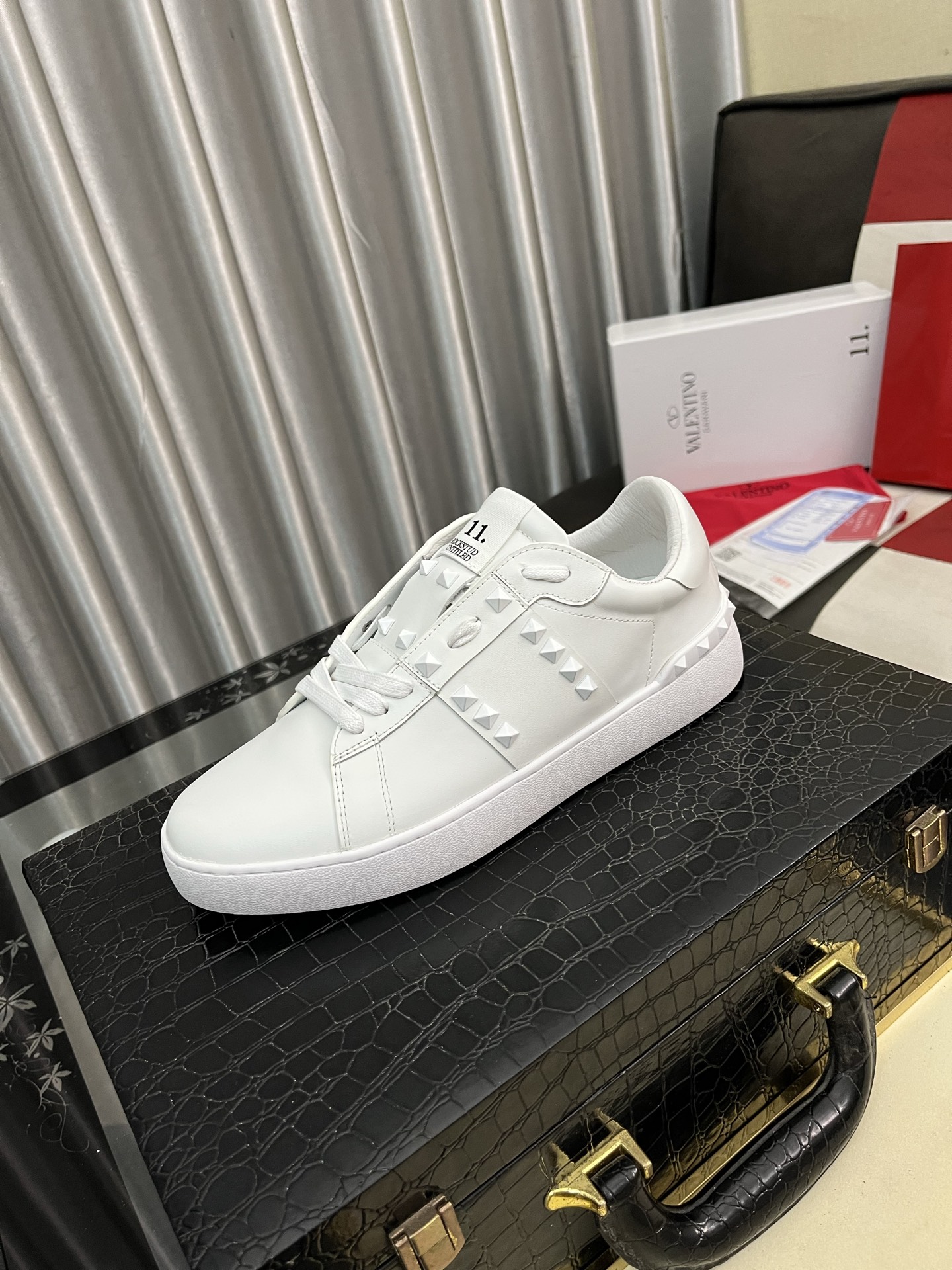 NO:347154,Valentino Valentino white shoes original replica goods are coming. Many internet celebrities put on the foot pictures. The authentic Hong Kong 5,500 Hong Kong dollars are purchased. All parts are genuine. The upper is made of large grain pattern cowhide 3D printing. The inner water dyed beef + cowhide foot pad, size: 38-44, valentino, valentino, cowhide19860909Valentino 华伦天奴小白鞋原版复刻货来袭超多网红明星上脚图正品香港5500港币购回各个部位都是正品开模、拒绝看图做货鞋面采用头层大粒纹牛皮3D打印.内里水染牛里+牛皮垫脚,码数: 38-44,,valentino,valentino,cowhide,Men's shoes
