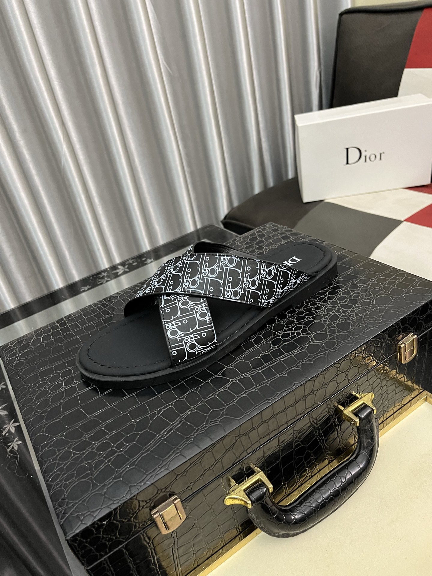 NO:347168,【Dior】Dior - High-end quality Original single casual sandals - Upper reverse fleece calfskin, brand totem cloth brand metal fastener - Inner water dyed calfskin - Outsole ultra-light TPU water-mounted leather·rubber; Combined molded outsole - Ultra-high quality control·fine workmanship highlighted (high-end, noble, grade) -Size38-44,,dior,dior,slippers,cowhide19860909【Dior】迪奥 -高端品质 原单休闲凉拖鞋 -鞋面反绒小牛皮、品牌图腾布匹品牌金属扣件 -内里水染小牛皮 -大底超轻TPU水台包真皮·橡胶；组合成型大底 -超高品控·做工精细凸显(高端·贵气·档次) -Size38-44,,dior,dior,slippers,cowhide,Men's shoes