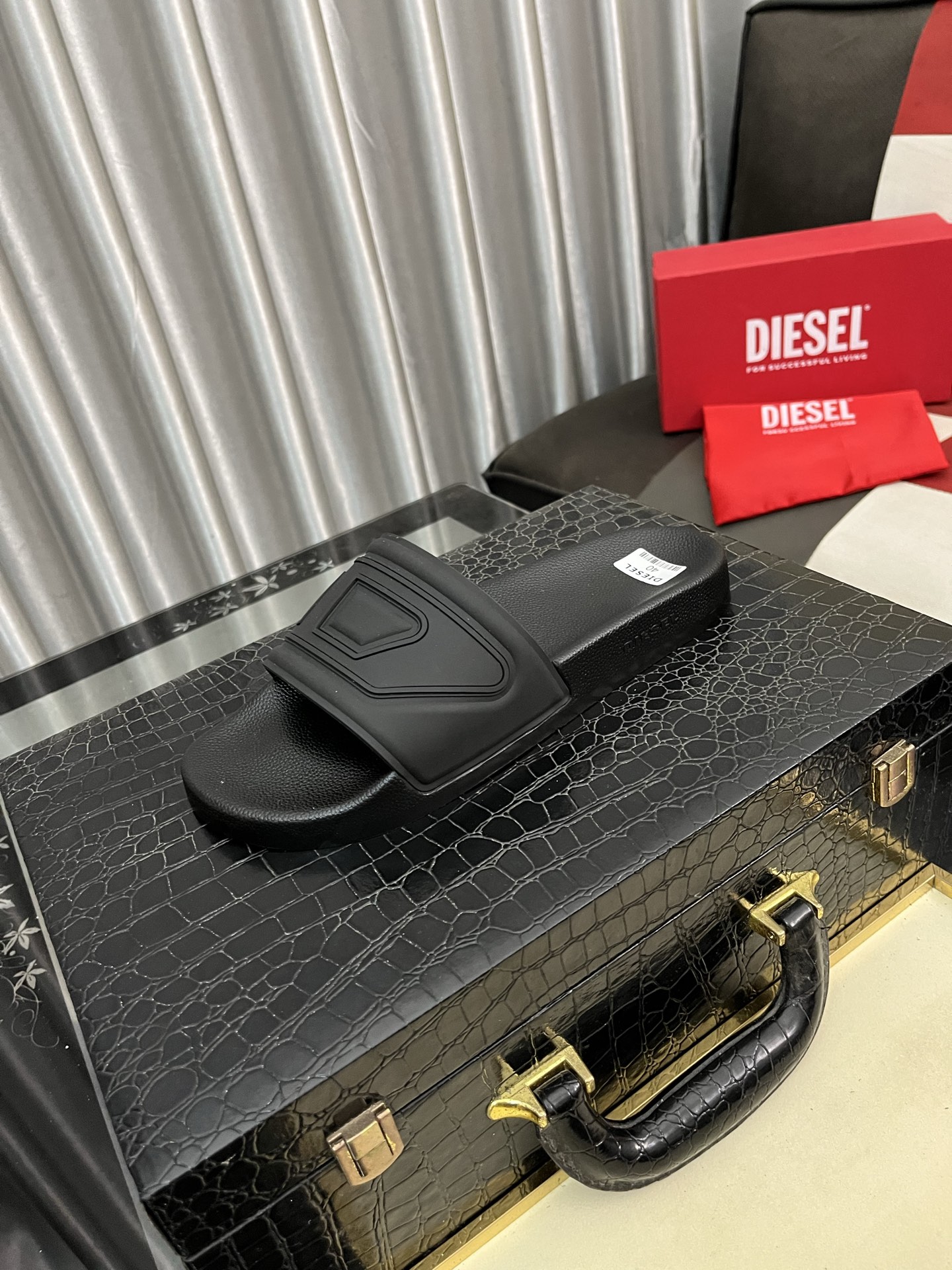NO:347645,【Diesel】The official website hits, men's slippers are released simultaneously!  Original fabric imported from Italy Original factory special original base Number of 38-443 colors available, Slippers19860909【Diesel】官网爆款,男士拖鞋 同步发售 ！意大利进口原版面料 原厂特供原版底 码数38-443色可选,,slippers,Men's shoes