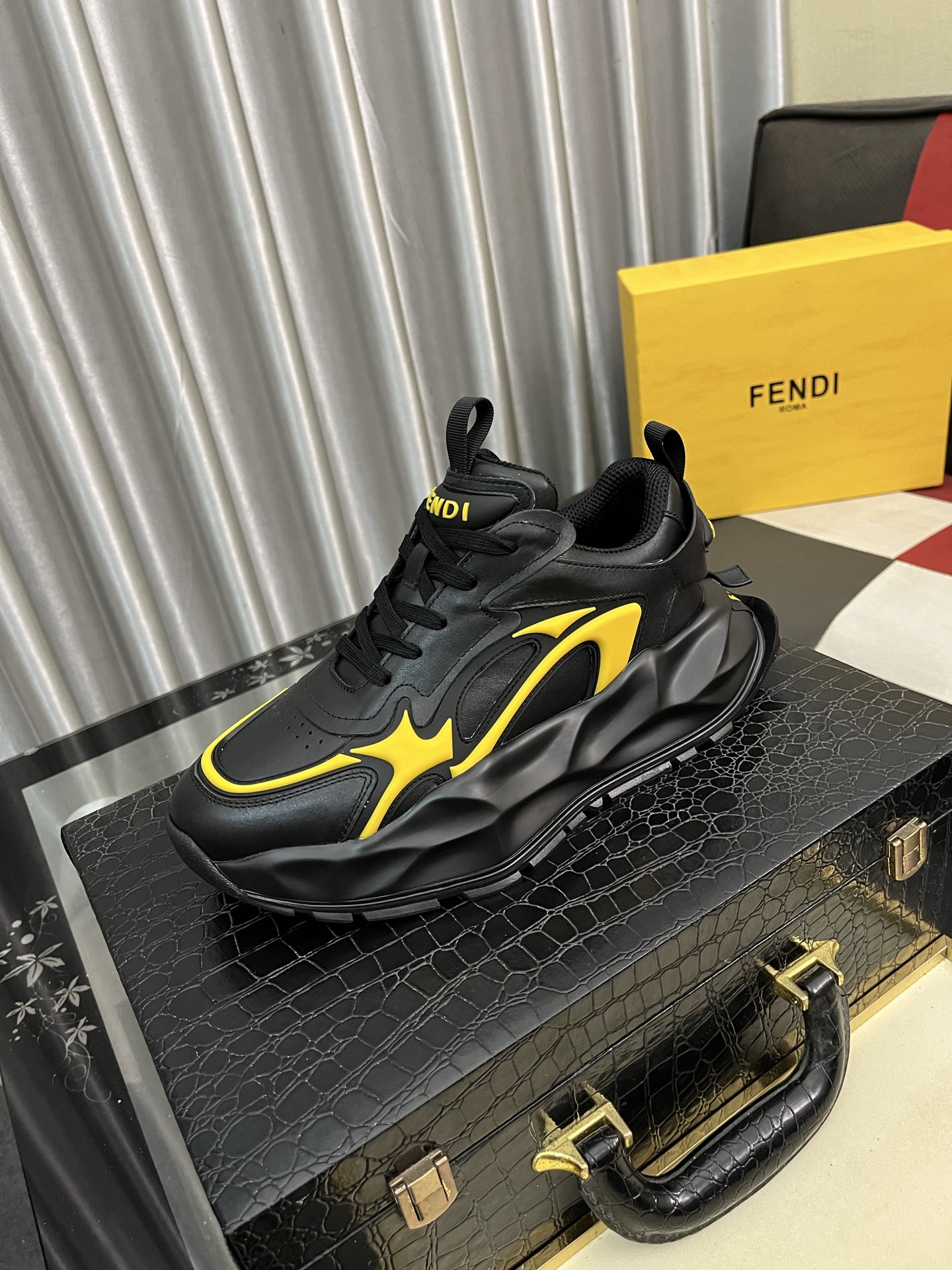 NO:347669,【fendi】Fendi classic comfortable men, this complex sneaker is made of soft calf leather genuine leather inner original ultralight rubber rough-grained sole. This unique and light style is suitable for the casual and exquisite sensibility of this season. It is comfortable and natural to wear. It is casual and traveling everyday in autumn and winter!  38-446 colors available, fendi, fendi, sneakers, cowhide19860909【fendi】芬迪经典舒适男士,这款复杂的运动鞋是由柔软的小牛皮真皮内里原版超轻橡胶材质粗纹大底 这种独特的轻薄风格适合这个季节的随意而精致的感性,上脚舒适自然 秋冬休闲出行日常款！38-446色可选,,fendi,fendi,sneakers,cowhide,Men's shoes