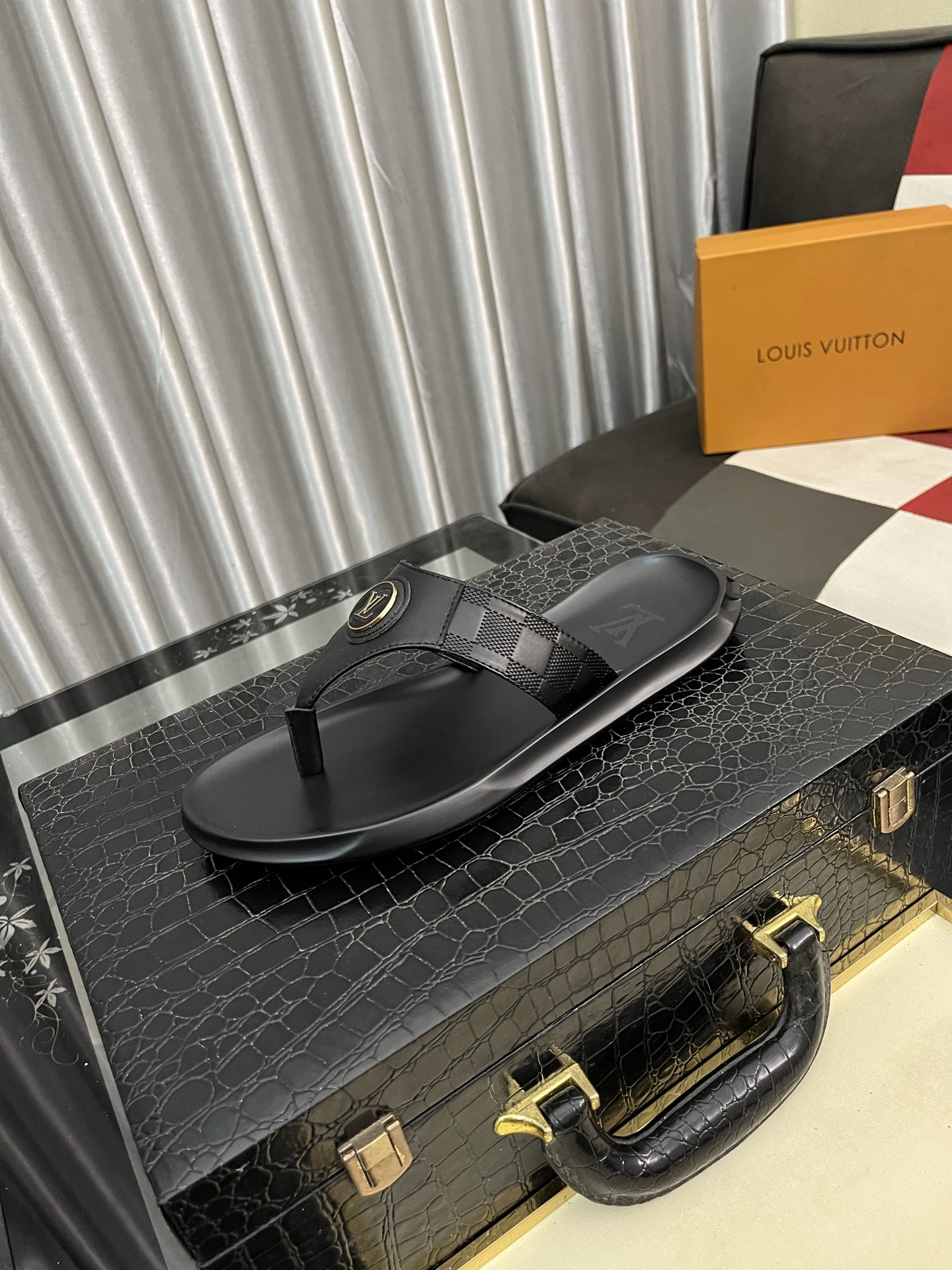 NO:348184,lv-Louis Vuitton) New men's sandals, high-end boutique, exquisite embossed upper logo decoration, fine workmanship, super soft sole, casual, loose and comfortable, must-go in summer!  nsize38-443 colors available, louis vuitton, louis vuitton, slippers19860909lv-路易威登）新品男士凉拖鞋,高端精品,鞋面精致压花logo装饰,精细做工,鞋底超软,休闲宽松舒适型,夏季必入哦！nsize38-443色可选,,louis vuitton,louis vuitton,slippers,Men's shoes