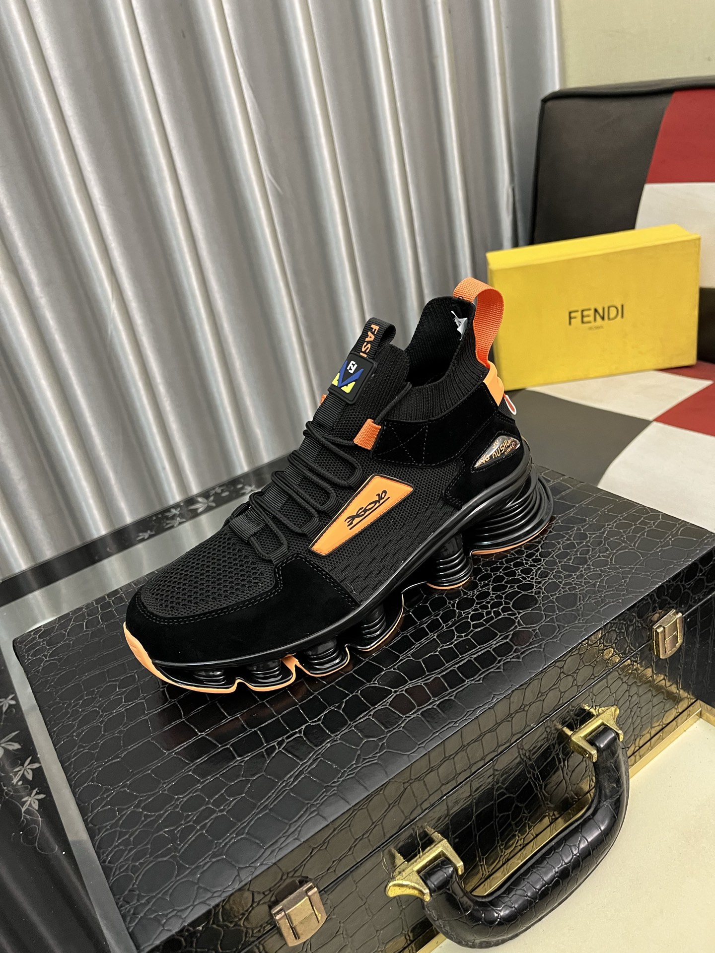 NO:348232,【FENDI】Fendi classic and comfortable men, this complex sneaker is made of soft calfskin genuine leather inner original ultralight rubber rough-grained sole. This unique and light style is suitable for the casual and exquisite sensibility of this season. It is comfortable and natural to wear. It is casual and traveling everyday in autumn and winter!  38442 colors available, fendi, fendi, sneakers, cowhide19860909【FENDI】芬迪经典舒适男士,这款复杂的运动鞋是由柔软的小牛皮真皮内里原版超轻橡胶材质粗纹大底 这种独特的轻薄风格适合这个季节的随意而精致的感性,上脚舒适自然 秋冬休闲出行日常款！38442色可选,,fendi,fendi,sneakers,cowhide,Men's shoes