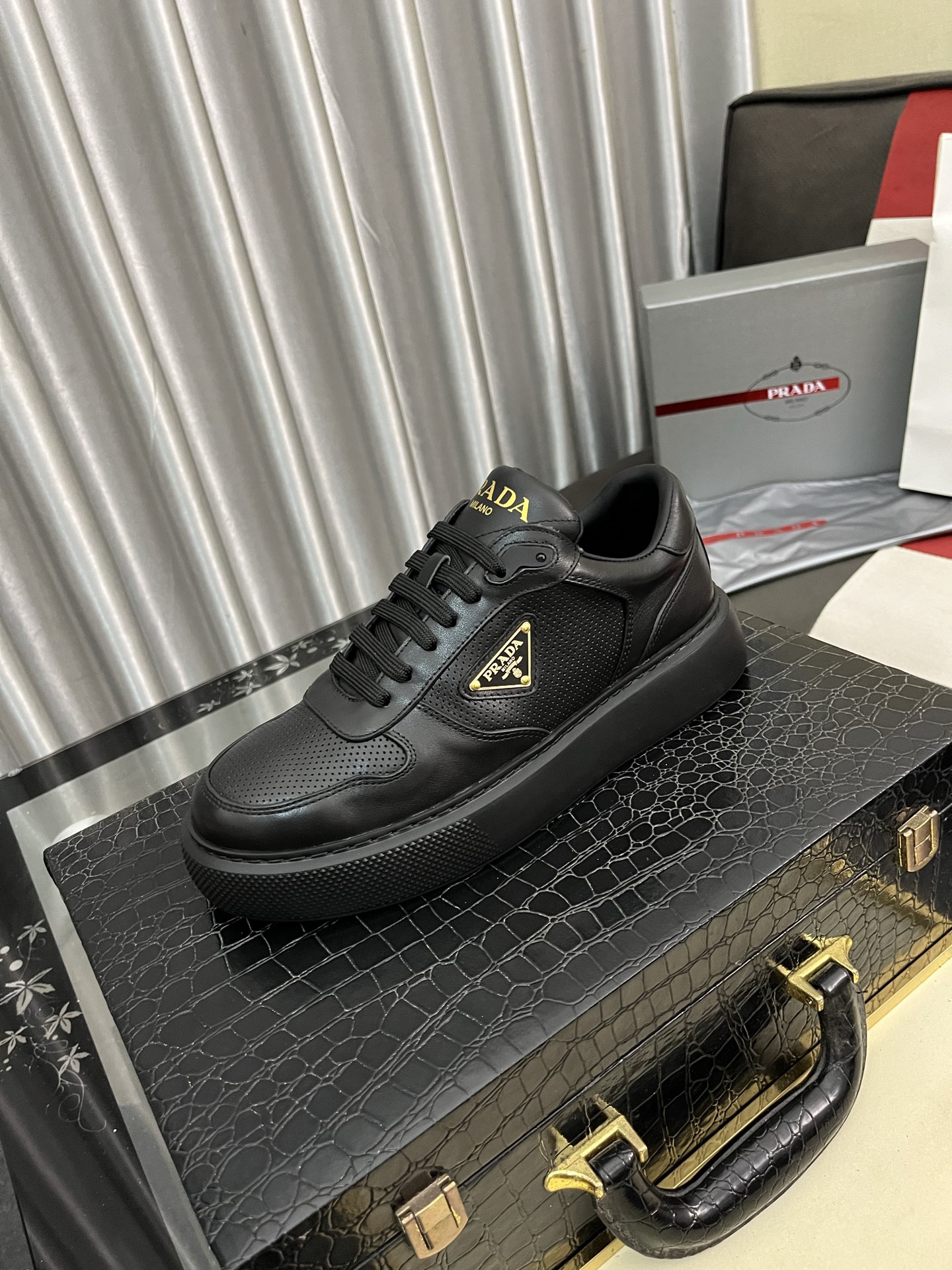 NO:348247,Prad* 2025 spring and summer new high-end men's sneakers, this sneaker is casual and versatile, made of imported cowhide, imported sheepskin lining, lightweight foamed sole, very comfortable feet, and uses soft and simple lines to outline a sporty silhouette. The sole is light and stable, with the iconic enameled triangle metal logo, and the tongue is decorated with embossed silk screen printed logo, showing a unique charm. Size38-46 45 46 Custom made,,prada,prada,sneakers,cowhide,sheepskin19860909Prad*普拉达2025春夏新品男士高端运动鞋,这款运动鞋休闲百搭,选用进口牛皮打造,进口羊皮内里,轻质发泡大底,脚感非常舒适,运用柔和简洁的线条勾勒出运动风廓形.鞋底轻盈而稳固,带有标志性的涂珐琅三角形金属徽标,鞋舌饰有压花效果丝网印花徽标,彰显别具一格的魅力. Size38-46 45 46订做,,prada,prada,sneakers,cowhide,sheepskin,Men's shoes