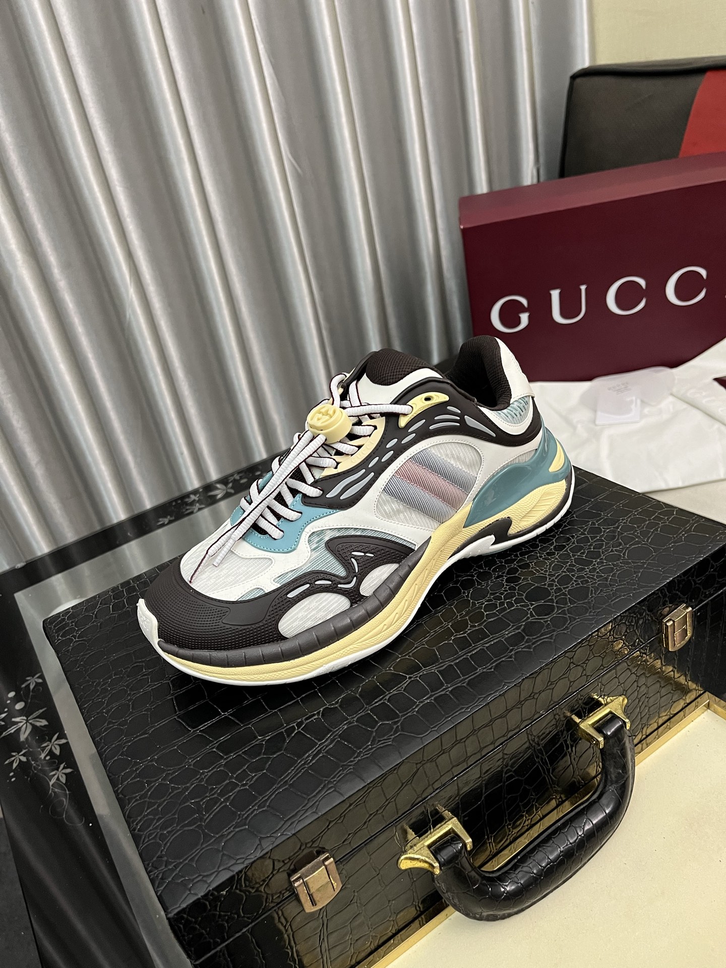 NO:348279,GUCCI Guqi new dad shoes top version purchasing level High version The original disassembly took more than 3 months to develop 1:1. The version was upgraded again, chip, packaging, imported mesh, and made with computer cars. Couple model, versatile all seasons, fashionable, personality, unique. Full series of layouts, welcome to picture consultation Outsole: latest original development TPU vacuum Upper: original mesh, super breathable Full set of packaging Medium and low-end with LOGO Size: Women's code 35-40 Men's code 38-45 (38 45 custom made, gucci19860909GUCCI古奇新款老爹鞋 顶级版本代购级别 高版本 原版拆解耗时3个多月1:1开发,版本再次升级、芯片、包装、采用进口网面,全用电脑车制作 情侣款 四季百搭 时尚 个性 与众不同 全系列版面,欢迎来图咨询 大底:最新原版开发TPU真空 鞋面:原版网面,超透气 全套包装 中低带LOGO 码数:女码35-40 男码38-45(38 45定做,,gucci,Men's shoes