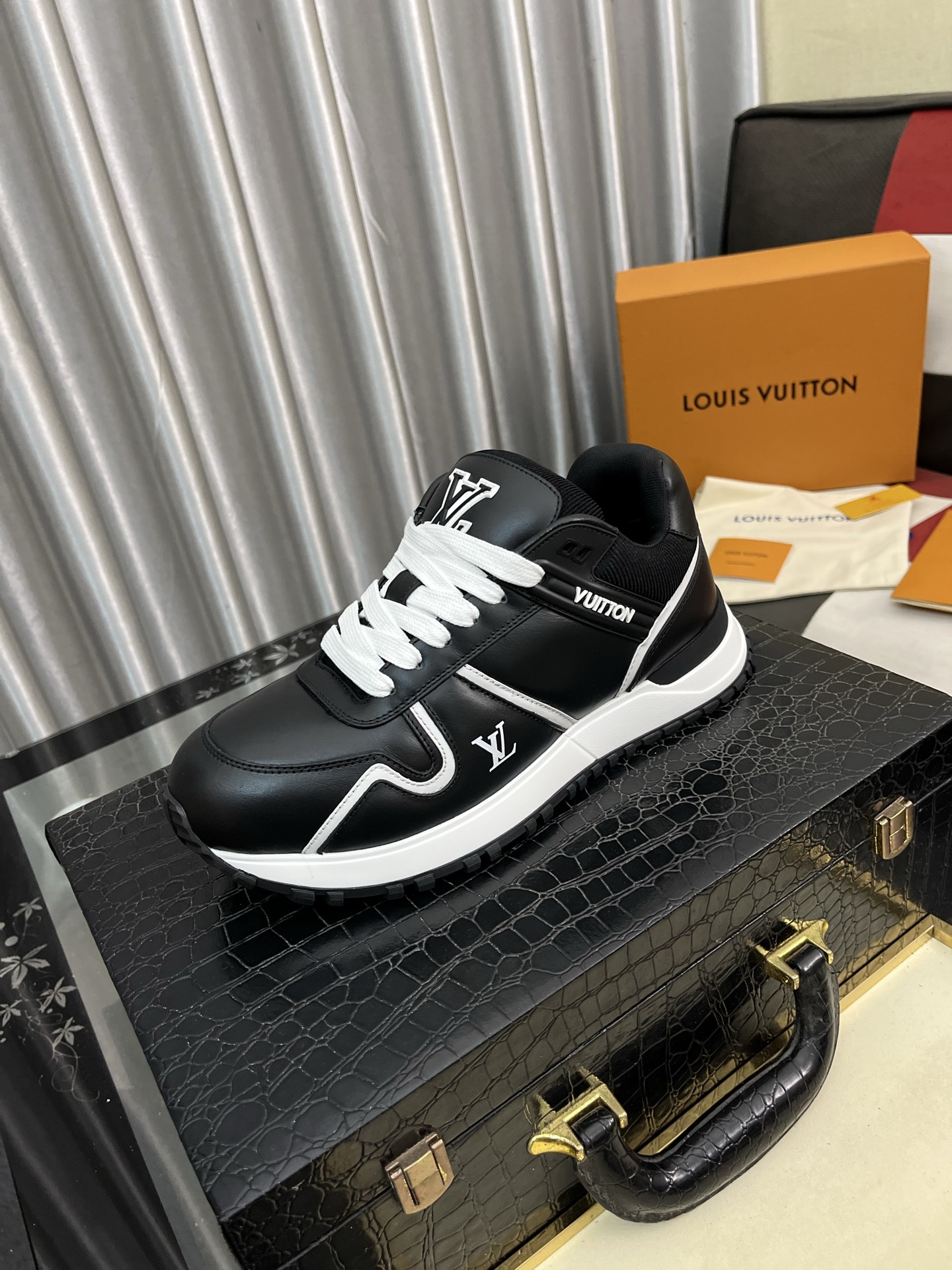 NO:348293,LV Classic men's sneakers shipped, lightweight thick-soled fat diced bread shoes, super versatile styles are coming with strong strength!  This sneaker is made of smooth cowhide punched and grain cowhide splicing, with grain cowhide and technology mesh splicing, and smooth cowhide and grain cowhide with multiple styles. The color matching is classic and versatile, and it is easily integrated into various shapes. Attention LV letters are marked on the side of the shoe, the tongue is decorated with lv embroidered letter webbing logo, the heel brand logo silk-print logo, and the Vuitton personality logo is paired with a light rubber outsole. The fabric inner foot pad is stylish and handsome!  With full set of original packaging!  Size 35-46 (female model 40. male model 38.45.46, customized), louis vuitton, sneakers, cowhide19860909LV Classic 男士运动鞋出货 轻质厚底胖丁面包鞋,超级百搭款多重风格强势来袭！ 这款运动鞋以光滑牛皮革冲孔和粒面牛皮革拼接塑造考究设计,粒面牛皮与科技网布拼接,以及光滑牛皮与粒纹牛皮搭配多重款式,配色经典百搭,轻松融入各式造型.瞩目 LV 字母标注鞋侧,鞋舌饰有lv刺绣字母织带标识,后跟品牌logo丝印徽标,搭配轻盈橡胶外底点缀 Vuitton 个性标识.织物内里垫脚,上脚时尚帅气百搭！配全套原包装！ 尺码35-46（女款40.男款38.45.46,定做）,,louis vuitton,sneakers,cowhide,Men's shoes