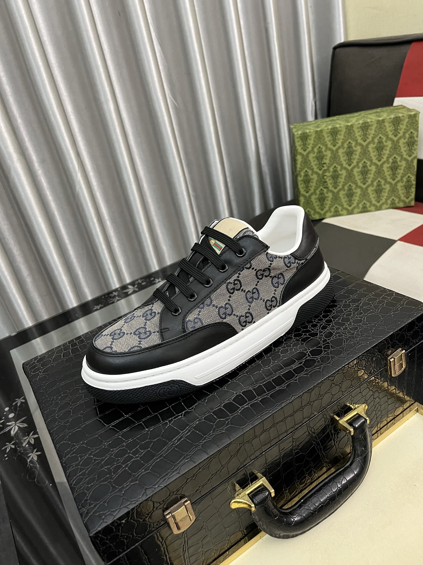 NO:349187,Guqi~Unique modern style sneakers. Casual Love original leather Zhuli (refuse to remove color and polish the feet) soles are originally specially supplied with original soles, super cool, lace-up and walking style design, super comfortable and wear-resistant original soles. Just like the real thing is more beautiful, 38-443 colors available, loafers, sneakers19860909古奇～独特现代风运动鞋.休闲乐福原版皮 猪里（拒绝脱色磨脚）鞋底原厂特供原版底,超酷 系带走路都带风风格设计 超舒服耐磨原版底 .就好像实物拍摄实物更赞 码数38-443色可选,,loafers,sneakers,Men's shoes