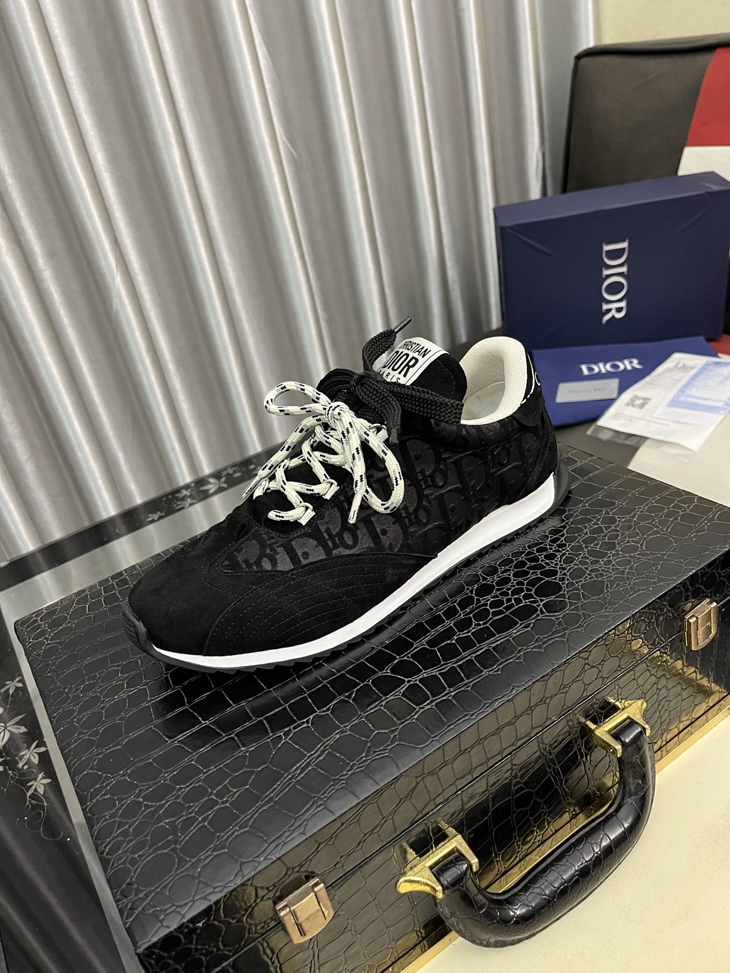 NO:349210,Dior original single quality. ~ Unique modern style sneakers. Casual shoes must-have for men. Italian imported original brand, imported original leather, Yangli (refuse to remove and polish the feet) sole factory special original sole, French lazy style design, foot fitting on the original single quality, super comfortable original sole. Just like the real thing is more beautiful. Number of 38-446 colors available, dior, sneakers19860909迪奥 原单品质.～ 独特现代风运动鞋.休闲鞋潮男必备款 意大利进口原版品牌,进口原版皮,羊里（拒绝脱色磨脚）鞋底原厂特供原版底,法国懒人风格设计 贴脚 在贴原单品质 超舒服原版底 .就好像实物拍摄实物更赞 码数38-446色可选,,dior,sneakers,Men's shoes