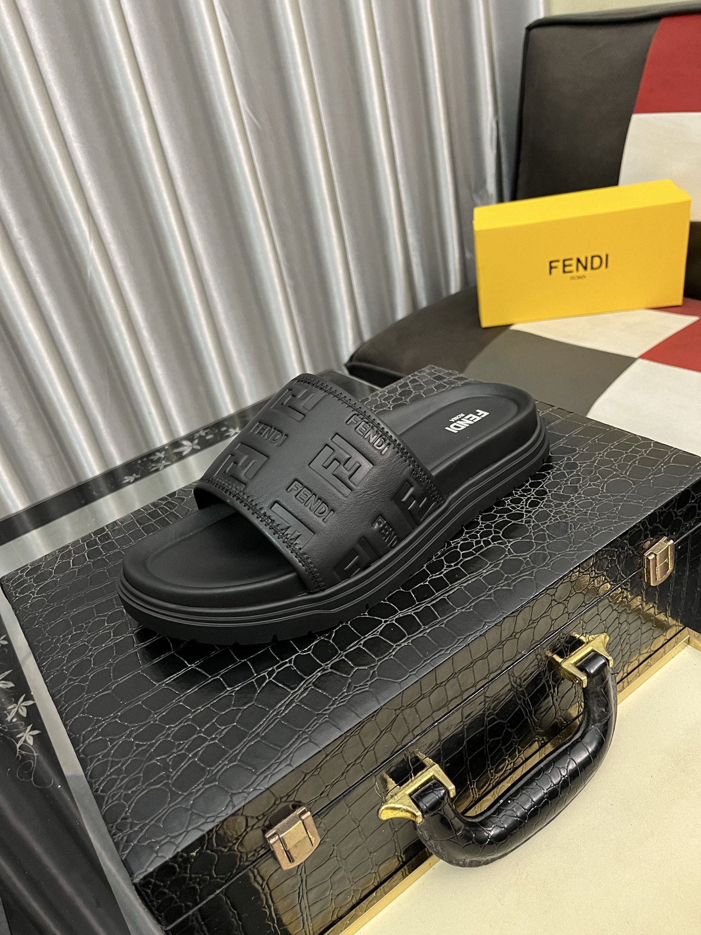 NO:898046,Fendi's top purchasing agent, Fendi's popular spring and summer slippers are available at the same time at the counter. The uppers are imported Italian cowhide with logo cloth fabrics. High-quality complex splicing crafts. The soles are specially provided by the original factory. The exclusive event molded soles are super comfortable. Original factory follow-up orders. High quality. You can enter and leave the counter at will. Welcome to compare. Code number 38-45,, fendi, slippers, cowhide19860909芬迪顶级代购 芬 炸街男神春夏拖鞋专柜同步,鞋面意大利进口牛皮搭配标志布面料,高品质复杂拼接工艺品,鞋底原厂特供原版底,独家活动成型底超级舒适,原厂跟单货,高品质,可随意进出专柜,欢迎对比,码数 38-45,,fendi,slippers,cowhide,Men's shoes