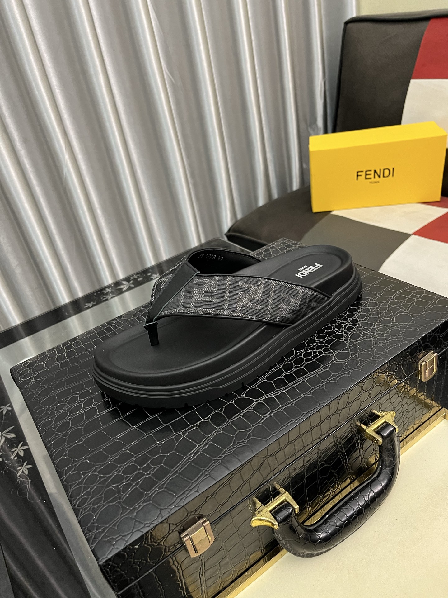 NO:350001,Fendi's top purchasing agent Finnishing street men's god spring and summer slipper counter synchronizes, upper imported Italian cowhide with logo fabric, high-quality complex splicing crafts, original sole factory special original sole, exclusive movable molding sole is super comfortable, original order goods, high quality, can enter and exit the counter at will, welcome comparison, number 38-45,,fendi,slippers,cowhide19860909芬迪顶级代购 芬 炸街男神春夏拖鞋专柜同步,鞋面意大利进口牛皮搭配标志布面料,高品质复杂拼接工艺品,鞋底原厂特供原版底,独家活动成型底超级舒适,原厂跟单货,高品质,可随意进出专柜,欢迎对比,码数 38-45,,fendi,slippers,cowhide,Men's shoes