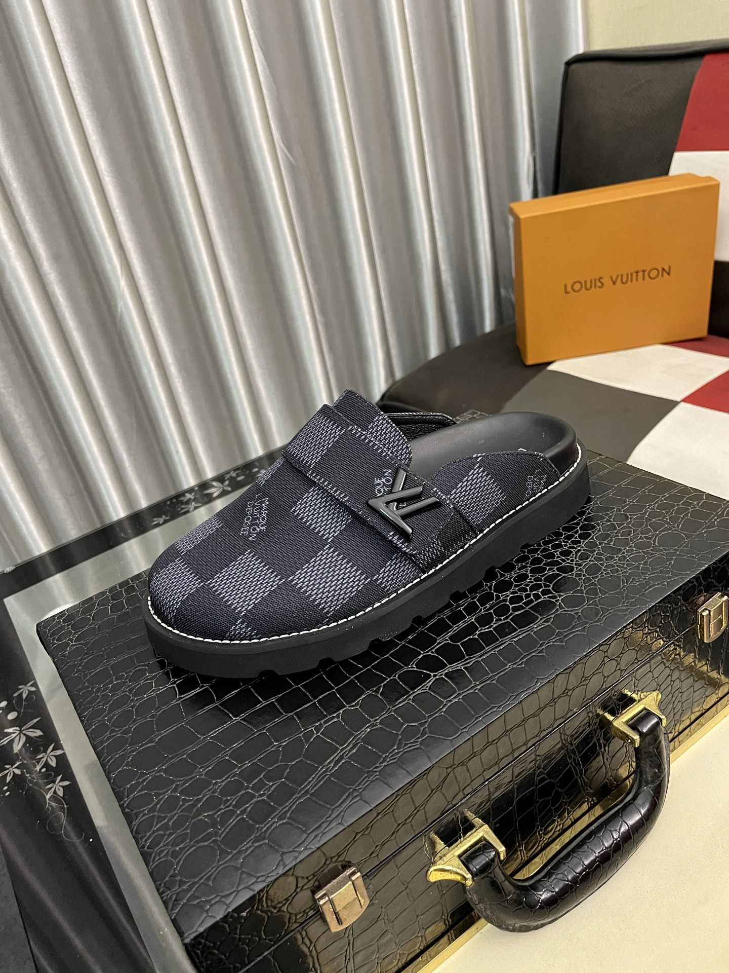 NO:350016,lv new bag-toe semi-drag winterbreak comfort flat slippers lv letters and monogram floral embellishment leather surface, paired with sheepskin inner and outdoor wear. The water platform is made of high-density foam material, light and comfortable, the sole has a certain thickness, and the ** effect is also good!  Premium size : 38-444 colors available, louis vuitton, slippers, sheepskin19860909lv新款包头半拖拖 winterbreak comfert 平底拖鞋lv 字母和monogram 花卉点缀图案的皮面,搭配羊皮内里,室内外穿着皆宜.水台高密度发泡材质,轻盈舒适,鞋底有一定厚度,**效果也不错！精品 size :38-444色可选,,louis vuitton,slippers,sheepskin,Men's shoes