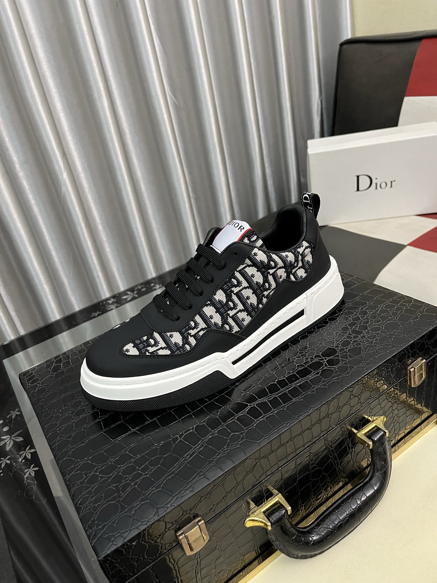 NO:350057,【Dior Dior】 25ss new product B01 German training shoes The toe dimension design is a bit wider, the foot is comfortable and perfect online, the thread is beautiful, the adaptive pants are perfect and versatile, decorated with various classic details, it is ideal for daily styles, can be matched with various casual items to create exquisite styling fabrics, top layer cowhide/inner sheepskin TPU original outsole, size 38-443 colors available,,dior,dior,cowhide,sheepskin19860909【迪奥 Dior】 25ss新品 B01德训鞋 鞋头维度设计宽了点 上脚舒适度完美在线 线头优美 适配裤型完美百搭 饰以各种经典细节 是日常造型的理想之选 可与各式休闲单品搭配打造精致造型面料头层牛皮/内里羊皮TPU原版大底 码数38-443色可选,,dior,dior,cowhide,sheepskin,Men's shoes
