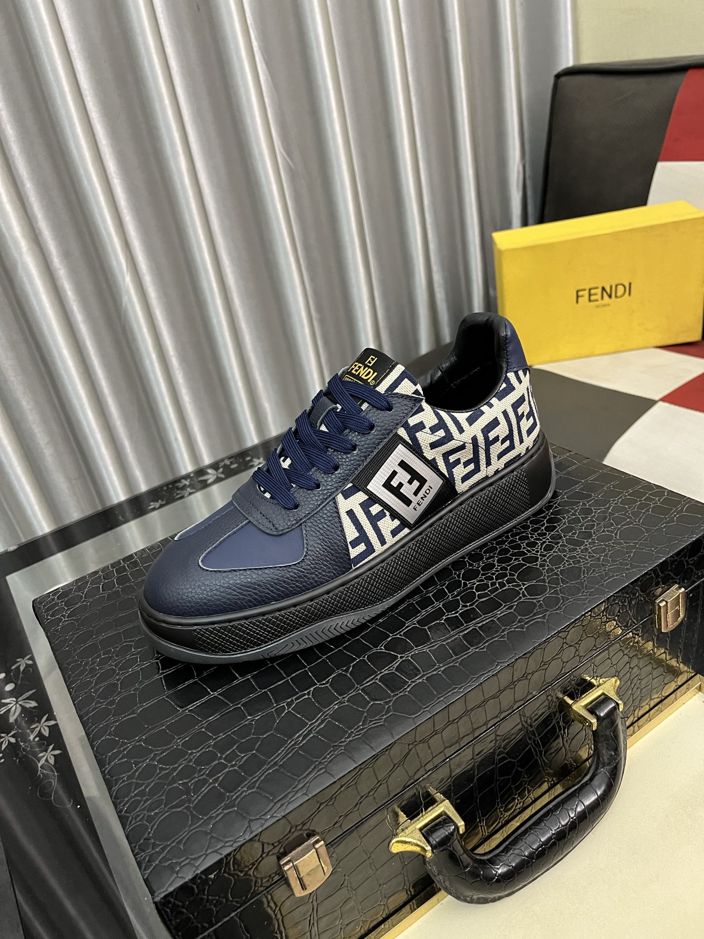 NO:350498,【FENDI】Fendi classic and comfortable men, this complex sneaker is made of soft calfskin genuine leather inner original ultralight rubber rough-grained sole. This unique and light style is suitable for the casual and exquisite sensibility of this season. It is comfortable and natural to wear and travel everyday!  38444 colors available, fendi, fendi, sneakers, cowhide19860909【FENDI】芬迪经典舒适男士,这款复杂的运动鞋是由柔软的小牛皮真皮内里原版超轻橡胶材质粗纹大底 这种独特的轻薄风格适合这个季节的随意而精致的感性,上脚舒适自然 休闲出行日常款！码数38444色可选,,fendi,fendi,sneakers,cowhide,Men's shoes