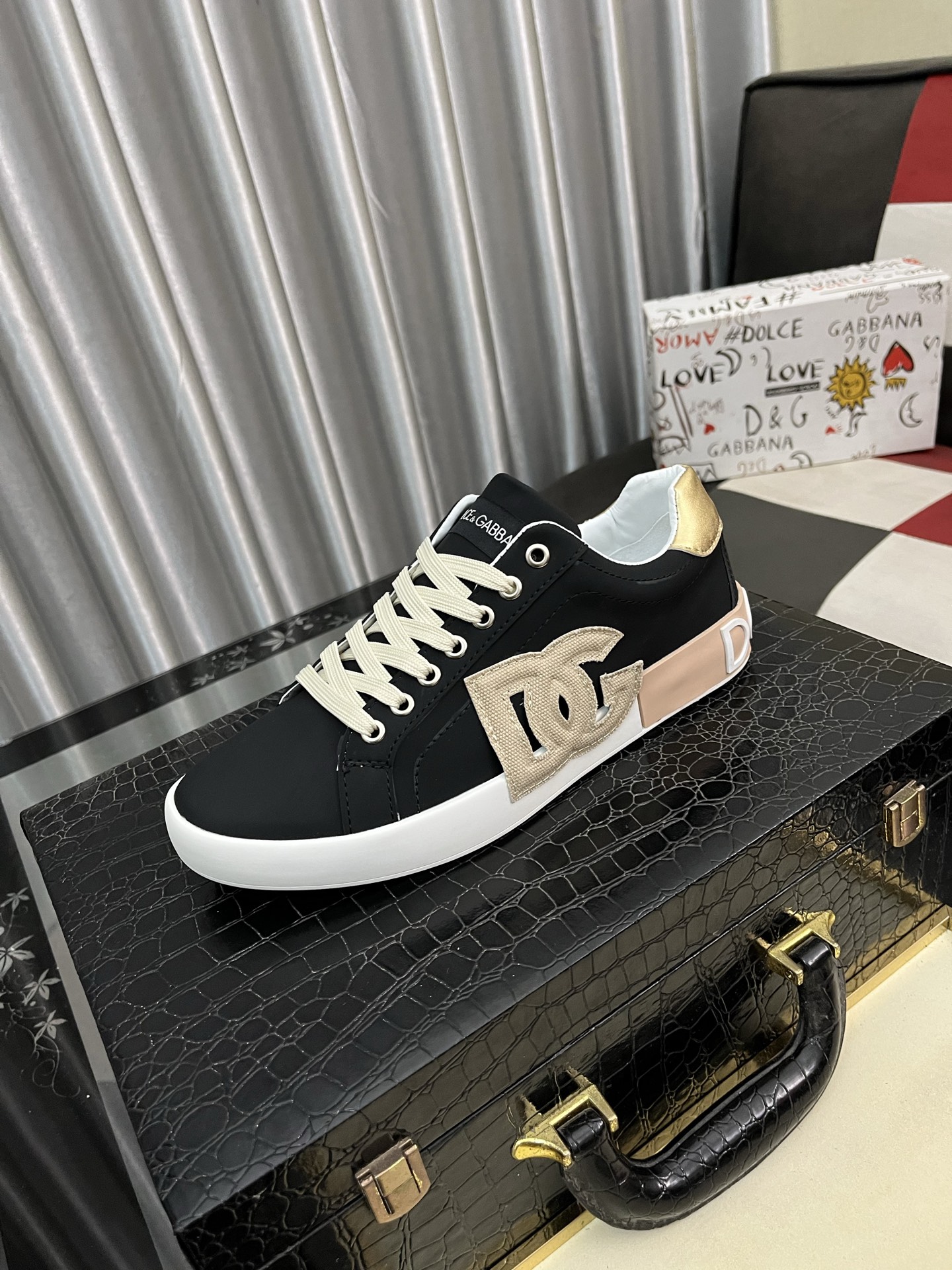 NO:350543,【Dg～】Men's casual shoes 2025z cabinets are available simultaneously. Size: 35-46# 1 color upper is made of multi-material spliced ​​leather inner lining, comfortable and breathable, original sole is comfortable and wear-resistant, and the real shot is even better.19860909【Dg～】男士休闲鞋 2025z柜同步发售 码数:35-46# 1个颜色鞋面选用多材质拼接真皮内里,舒适透气,鞋底原版舒适耐磨大底,实物拍摄实物更赞,,Men's shoes