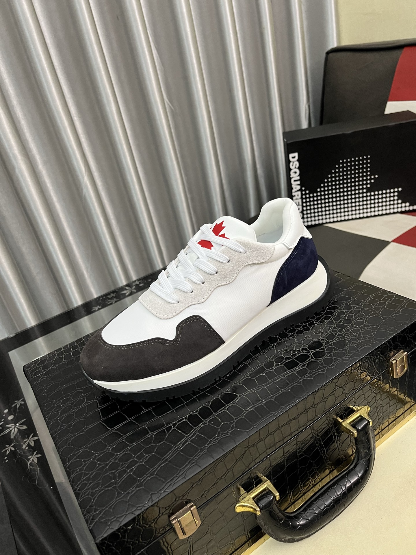 NO:350587,D2~Unique modern style sneakers. Casual Love original leather. Sheep Li (refuse to remove the color and polish the feet) soles are originally specially supplied with original soles, super cool. They are all styled and designed with style when walking. Super comfortable and wear-resistant original soles. Just like the real thing is more beautiful. Number of 38-46, loafers, sneakers19860909D2～独特现代风运动鞋.休闲乐福原版皮 羊里（拒绝脱色磨脚）鞋底原厂特供原版底,超酷 系带走路都带风风格设计 超舒服耐磨原版底 .就好像实物拍摄实物更赞 码数38-46,,loafers,sneakers,Men's shoes