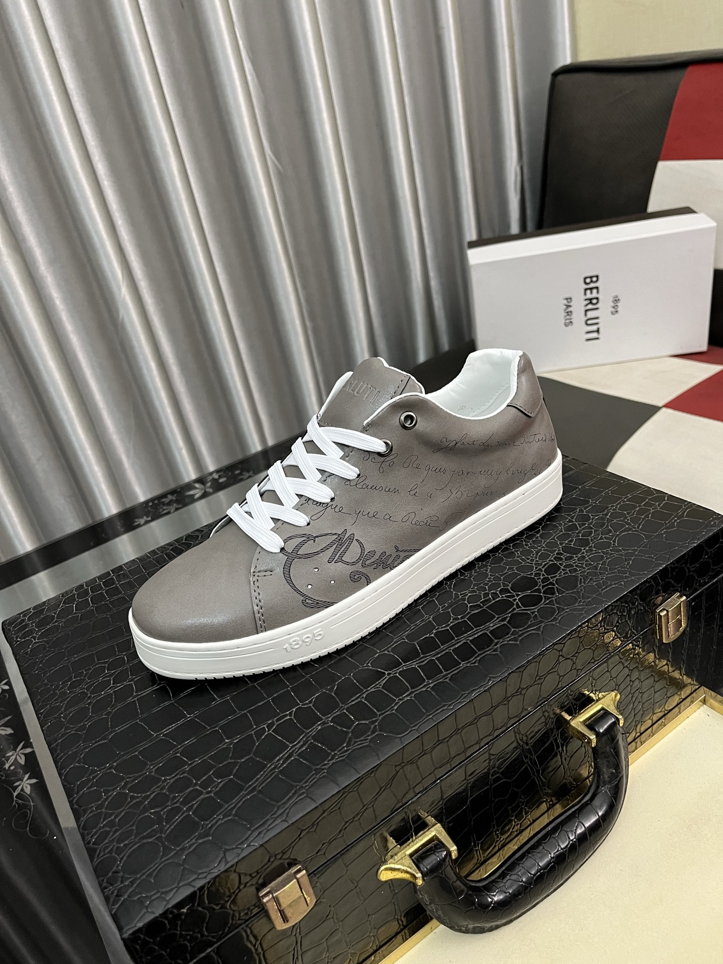 NO:350594,Berlui/Bruti Bruti hand-painted casual leather shoes, imported special cowhide surface polishing effect, combined with genuine leather laser engraving pattern, showing luxurious craftsmanship, special mold rubber sole for cowhide inner lining, special for upper laser brand, plain toe style design, simple and elegant, shoe tongue 1895 logo badge details Size38-46,,cowhide19860909Berlui/布鲁缇布鲁提手工擦色休闲皮鞋,进口专用牛皮面擦色效果,配合真皮镭射雕刻图案 尽显奢华工艺 牛皮内里专用模具橡胶大底 鞋面雷射品牌专用 素面鞋头风格设计 简约不失气质 鞋舌1895logo徽章细节  Size38-46,,cowhide,Men's shoes