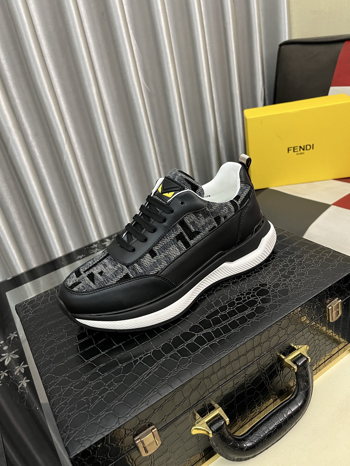 NO:351061,【FENDI】Fendi classic and comfortable men, this complex sneaker is made of soft calfskin genuine leather inner original ultralight rubber rough-grained sole. This unique and light style is suitable for the casual and exquisite sensibility of this season. It is comfortable and natural to wear. It is casual and traveling everyday in autumn and winter!  38444 colors available, fendi, fendi, sneakers, cowhide19860909【FENDI】芬迪经典舒适男士,这款复杂的运动鞋是由柔软的小牛皮真皮内里原版超轻橡胶材质粗纹大底 这种独特的轻薄风格适合这个季节的随意而精致的感性,上脚舒适自然 秋冬休闲出行日常款！38444色可选,,fendi,fendi,sneakers,cowhide,Men's shoes