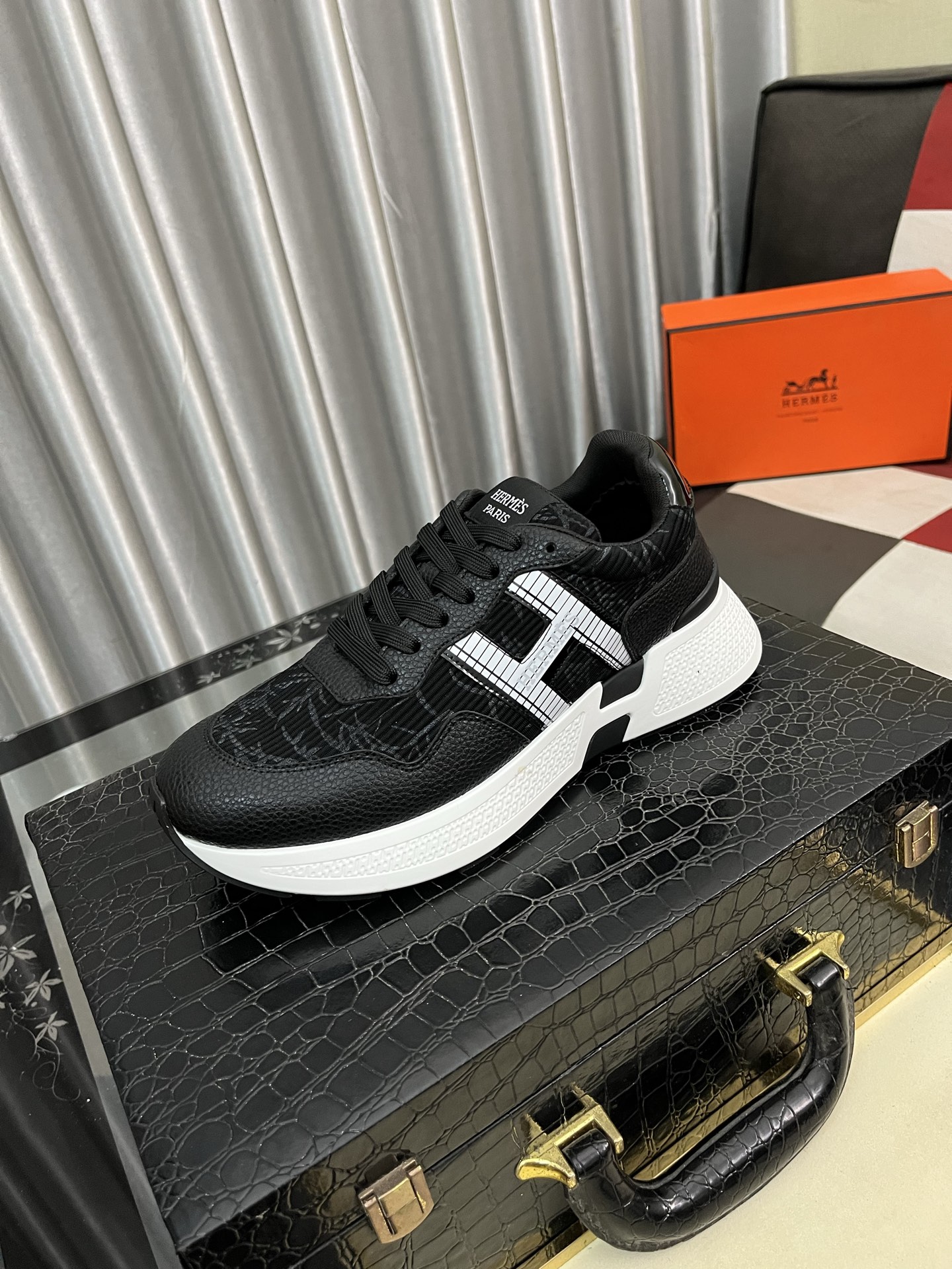 NO:351079,HERMES/Hermes Men's rest sneakers!  -High-end quality original single casual sneakers -Upper: high napa calfskin, forging craftsmanship, knitted fabric, shoe body brand webbing, injection molding brand logo -Inner: foot pad; water dyed cowhide -outsole: ultralight tpu·rubber; two-color molded outsole -Ultra-high quality control·fine workmanship: highlight (high-end, noble, grade) Size 38-443 colors available,,hermes,hermes,sneakers,cowhide19860909HERMES/爱马仕 男士休息运动鞋！ -高端品质 原单休闲运动鞋 -鞋面:高纳帕小牛皮、锻造工艺、针织布匹、鞋身品牌织带、注塑品牌logo -内里:垫脚;水染牛皮 -大底:超轻tpu·橡胶;双色成型大底 -超高品控·做工精细:凸显(高端·贵气·档次) 尺码38-443色可选,,hermes,hermes,sneakers,cowhide,Men's shoes