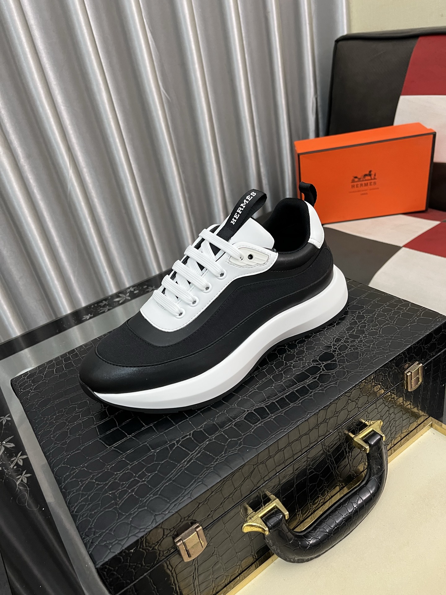 NO:352652,【hermes】Hermes men's fashionable sneakers, carefully creating an international brand. This casual shoe combines high-quality fabrics and exquisite craftsmanship. Combines a simple and unique design style. It interprets the luxury beauty of the brand in a low-key manner. The original upper fabric is made with top-layer fur. The layered design upper has clear lines and a light rubber outsole. Light luxury style, with dynamic men's atmosphere in the details. Atmospheric mainstream, 38-442 colors available, hermes, hermes, sneakers19860909【hermes】爱马仕男士时尚运动鞋,精心打造国际品牌 此款休闲鞋集优质面料与精湛工艺于一身 融合简洁而独特的设计风格 低调中诠释品牌的奢华之美 鞋面原版布料配头层翻毛皮制作,叠层设计鞋面线条感层次分明,轻质橡胶大底.轻奢风格,细节处散发动感的男士气息 大气主流,码数38-442色可选,,hermes,hermes,sneakers,Men's shoes