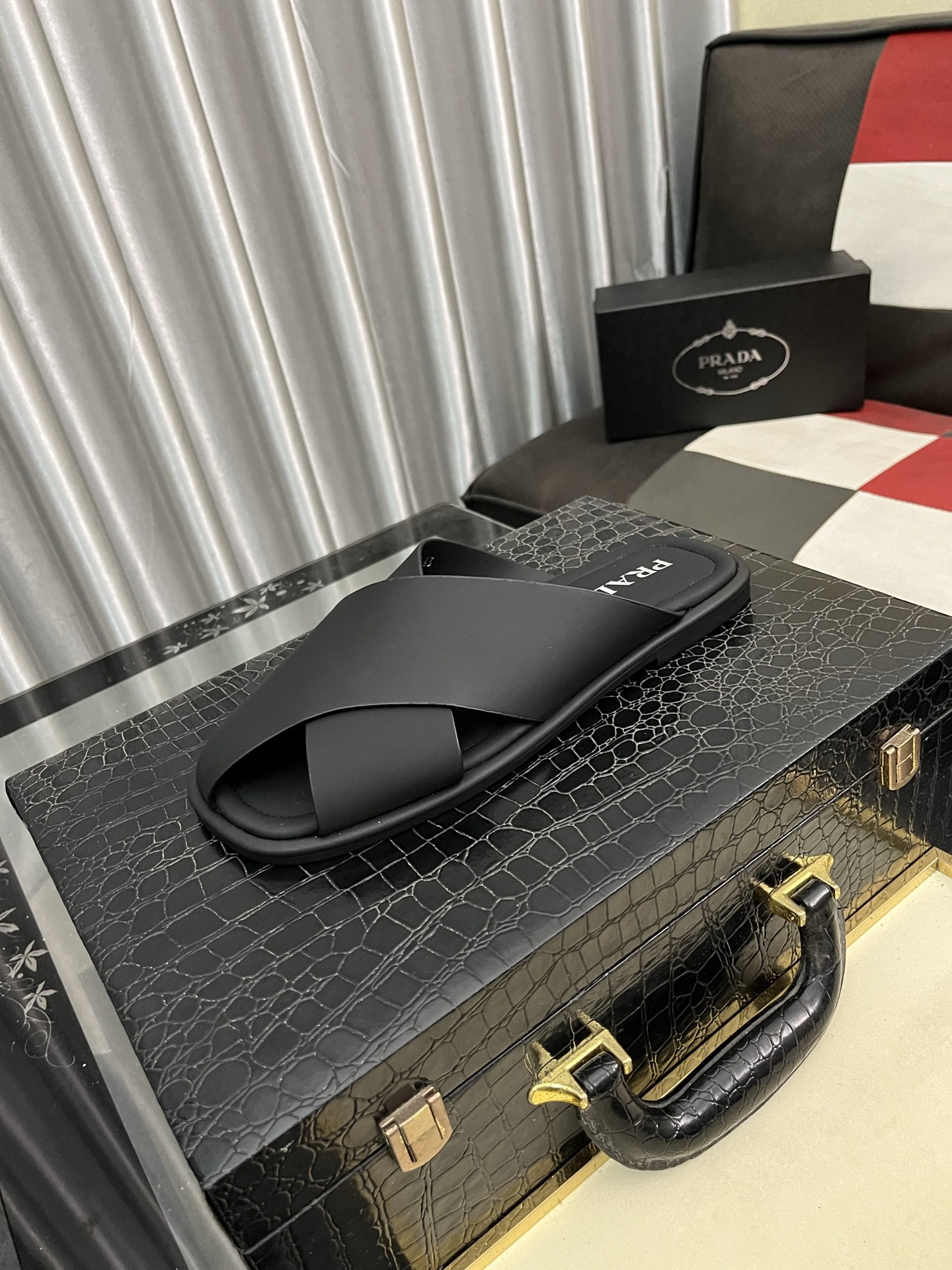 NO:351659,(PRADR-Prada) Luxury brand casual slippers, imported original sheepskin, sheep pattern inner high-end comfortable, original outsole light and wear-resistant!  Pure handmade, details determine quality!  38-44, prada, prada, slippers, sheepskin19860909（PRADR-普拉达）奢牌休闲拖鞋,进口原版羊皮,羊纹内里 高档舒适,原版大底轻盈耐磨！纯手工制作,细节决定品质！38-44,,prada,prada,slippers,sheepskin,Men's shoes