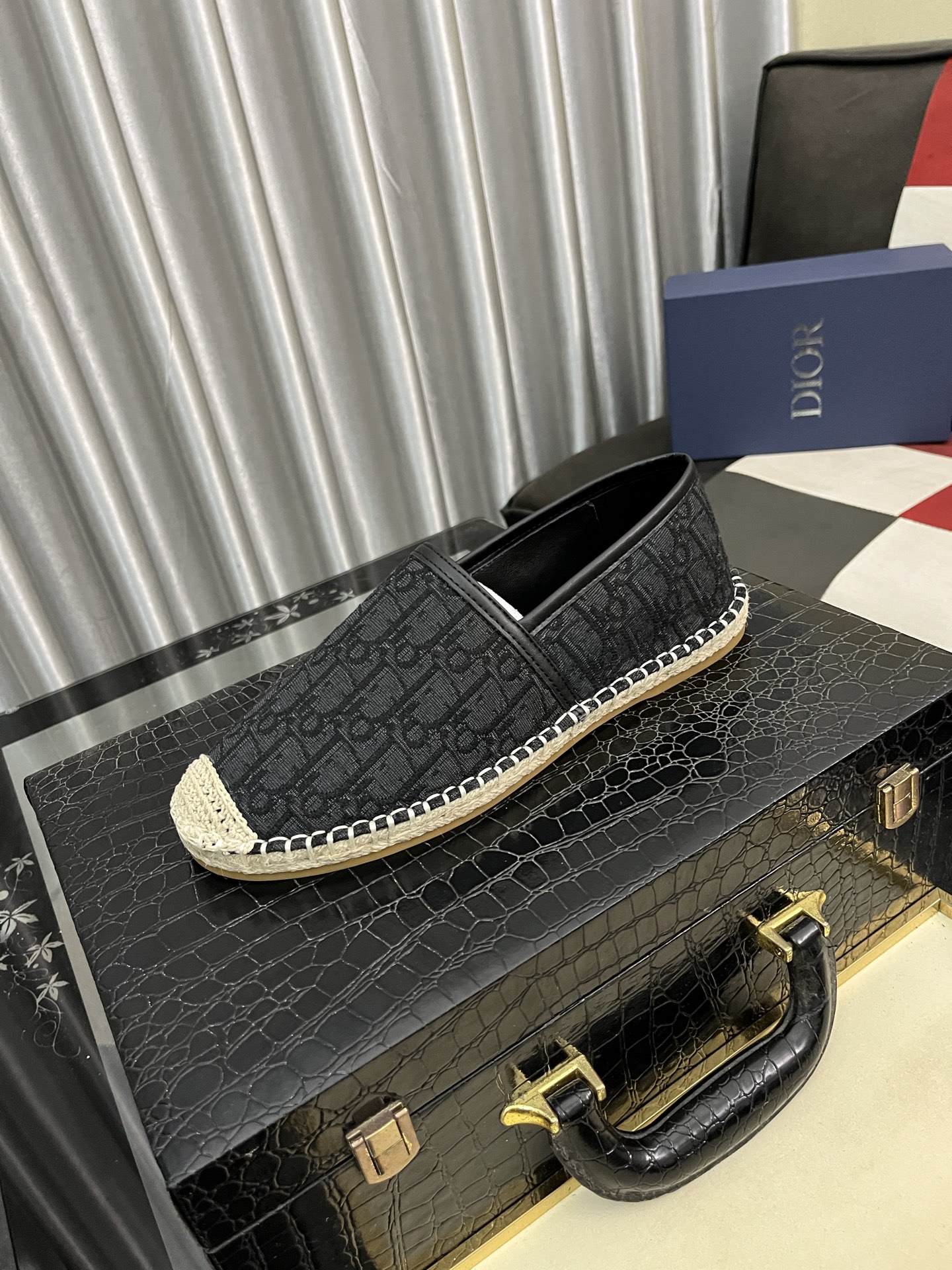 NO:351680,Dior DIOR's new hot-spring fisherman's shoes are simple, atmospheric and fashionable, and are timeless. They are the classics that never fade away in the fashion circle, retro fisherman's shoes. Original hand-woven surface and electric embroidery craftsmanship!  Specific fabric surface, raw glue, code number 38-44 (37.45.46) customized,,dior,dior,espadrilles19860909迪奥DIOR早春新款爆款渔夫鞋 简约大气时髦,耐看不过时,是时尚圈永不退潮的经典所在,复古的渔夫鞋. 原版手工编织面,电绣工艺！特定布面 生胶大底 码数38-44（37.45.46）定做,,dior,dior,espadrilles,Men's shoes