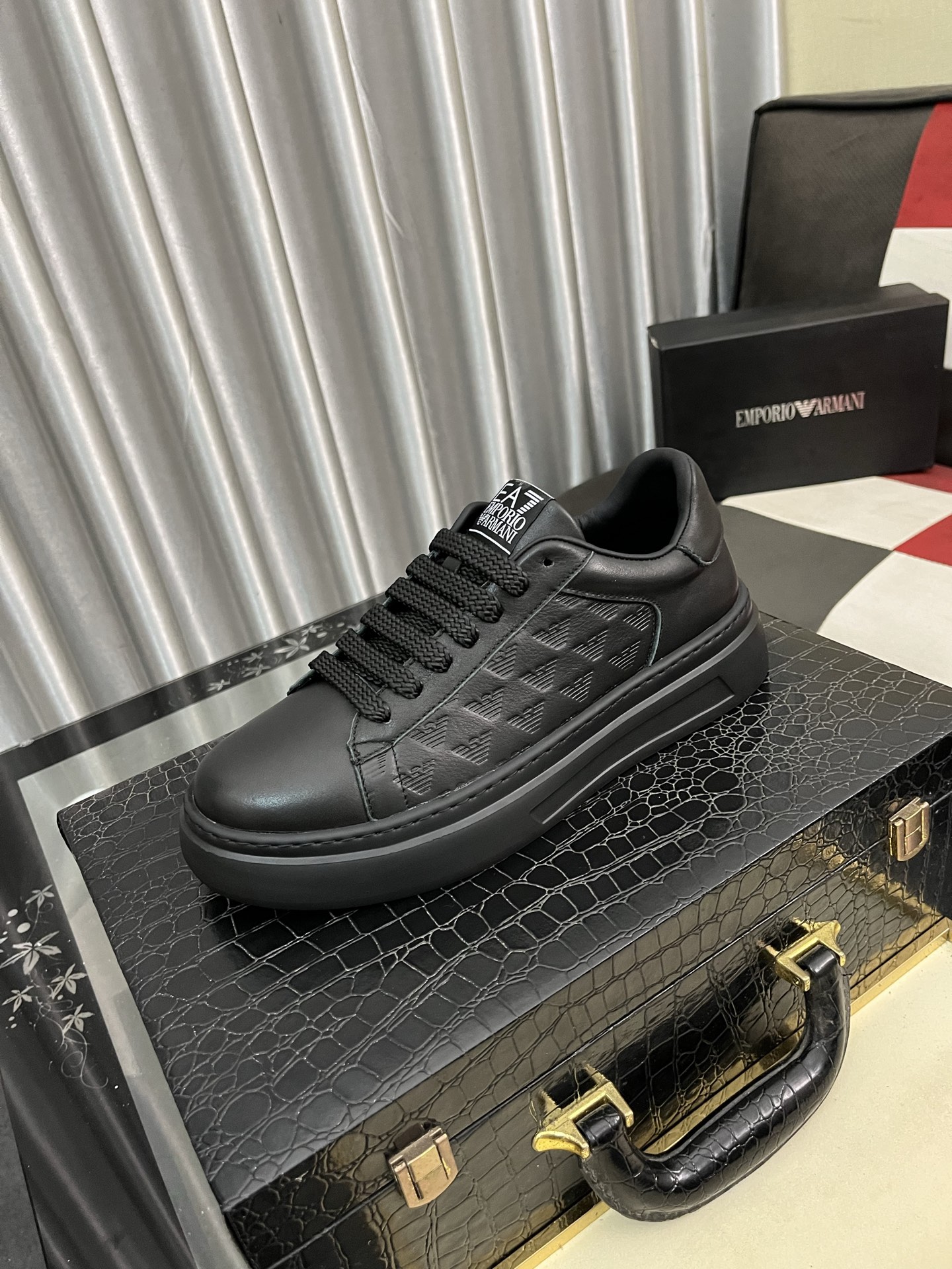 NO:351701,Armani ARMANI EXCHANGE latest spring and summer casual men's shoes, welcome 1:1 comparison, single Hong Kong counter casual shoes, counter quality, support inspection, high-quality workmanship, uppers are made of Italian imported flying woven fabric, breathable mesh lining, sheepskin insole, original fashion sports sole, casual and fashionable, size 38-44 2 colors available,,armani,chanel,armani, sheepskin19860909阿玛尼 ARMANI EXCHANGE 最新春夏款休闲男鞋,欢迎1:1对比,爆单款香港专柜休闲鞋,专柜品质,支持验货,优质做工,鞋面采用意大利进口飞织面料,透气网布内里,羊皮鞋垫,原版时尚运动大底 ,休闲时尚,码数38-44 2色可选,,armani,chanel,armani,sheepskin,Men's shoes