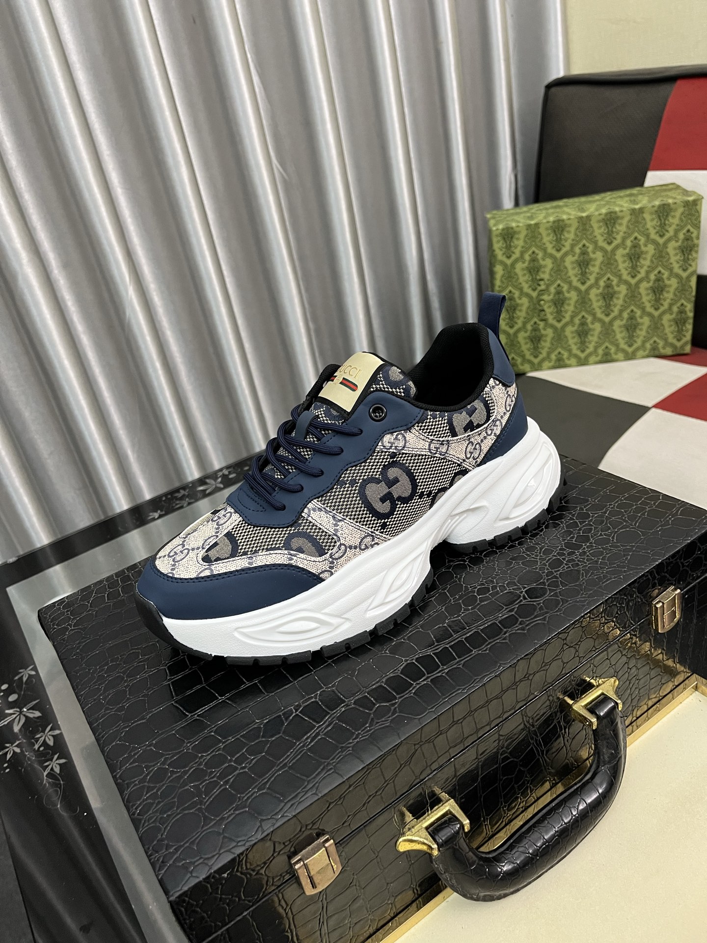 NO:352766,Guccl!  Trendy men's shoes, the upper is imported Italian cowhide with Guqi webbing special leather, full [sweet inner lining] original air cushion sole!  High-profile and elegant style, versatile and fashionable, 38-443 colors available, gucci, cowhide, sheepskin19860909古奇Guccl！潮流男鞋,鞋面采用意大利进口牛皮搭配古奇织带特殊皮料,全【羊皮内里】原版气垫大底！款式高调大气,上脚百搭时尚,码数38-443色可选,,gucci,cowhide,sheepskin,Men's shoes