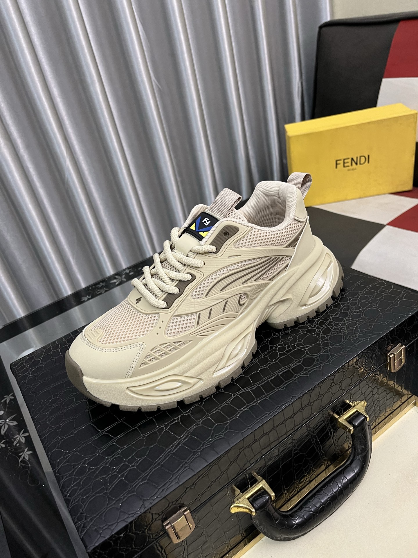 NO:352781,【FENDI】Fendi classic and comfortable men, this complex sneaker is made of soft calfskin genuine leather inner original ultralight rubber rough-grained sole. This unique and light style is suitable for the casual and exquisite sensibility of this season. It is comfortable and natural to wear. It is casual and traveling everyday in autumn and winter!  Number of codes 38-442 colors available, fendi, fendi, sneakers, cowhide19860909【FENDI】芬迪经典舒适男士,这款复杂的运动鞋是由柔软的小牛皮真皮内里原版超轻橡胶材质粗纹大底 这种独特的轻薄风格适合这个季节的随意而精致的感性,上脚舒适自然 秋冬休闲出行日常款！码数38-442色可选,,fendi,fendi,sneakers,cowhide,Men's shoes