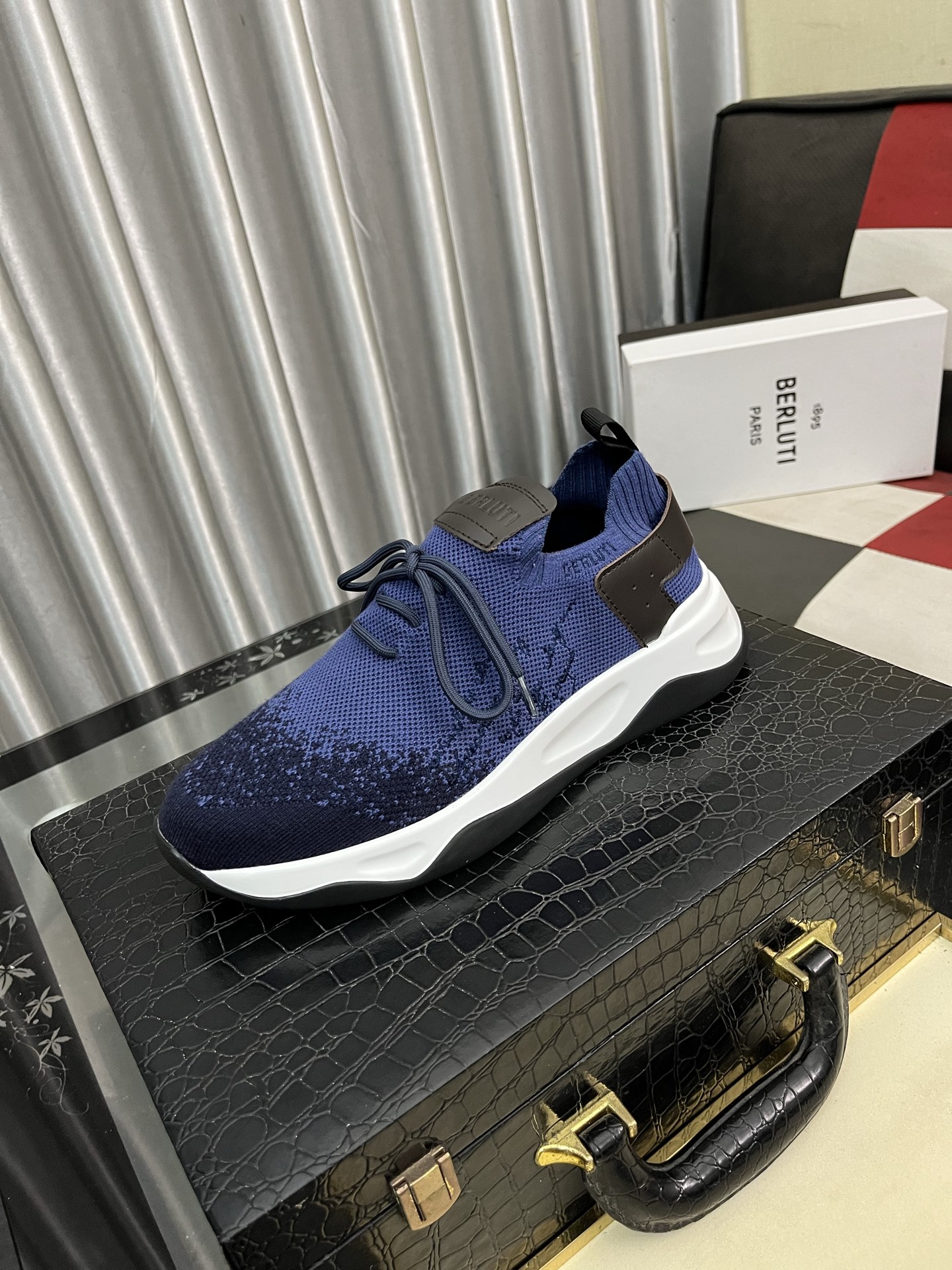 NO:350455,Berlut* Berluti French top men's shoes, Berluti's brand's debut broke the convention and launched a new Edge last. This model is added with exquisite and fashionable hands on the fly-woven cowhide, water-dyed cowhide inner lining, and original color-blocking lightweight wear-resistant rubber sole; this bold improvement of the iconic last is of great significance to its unique shape and creative work. On Alessandro shoes, this angular outline is Kris' bold and professional new Cloudy dyeing makes it look more perspective and classic and fashionable!  Size38-46,,cowhide19860909Berlut*布鲁提法国顶级男鞋,Berluti品牌的首秀中打破常规,推出全新的Edge鞋楦.这款更是在飞织配牛皮上加入手精致时髦,水染牛皮内里,原版拼色轻便耐磨橡胶底；标志性鞋楦的这种大胆改良,对于其独特形状和边宽创意工作意义重大. 在Alessandro鞋履上,这种棱角分明的轮廓经Kris大胆专业的全新Cloudy 染色显得更有透视感,经典时尚！Size38-46,,cowhide,Men's shoes