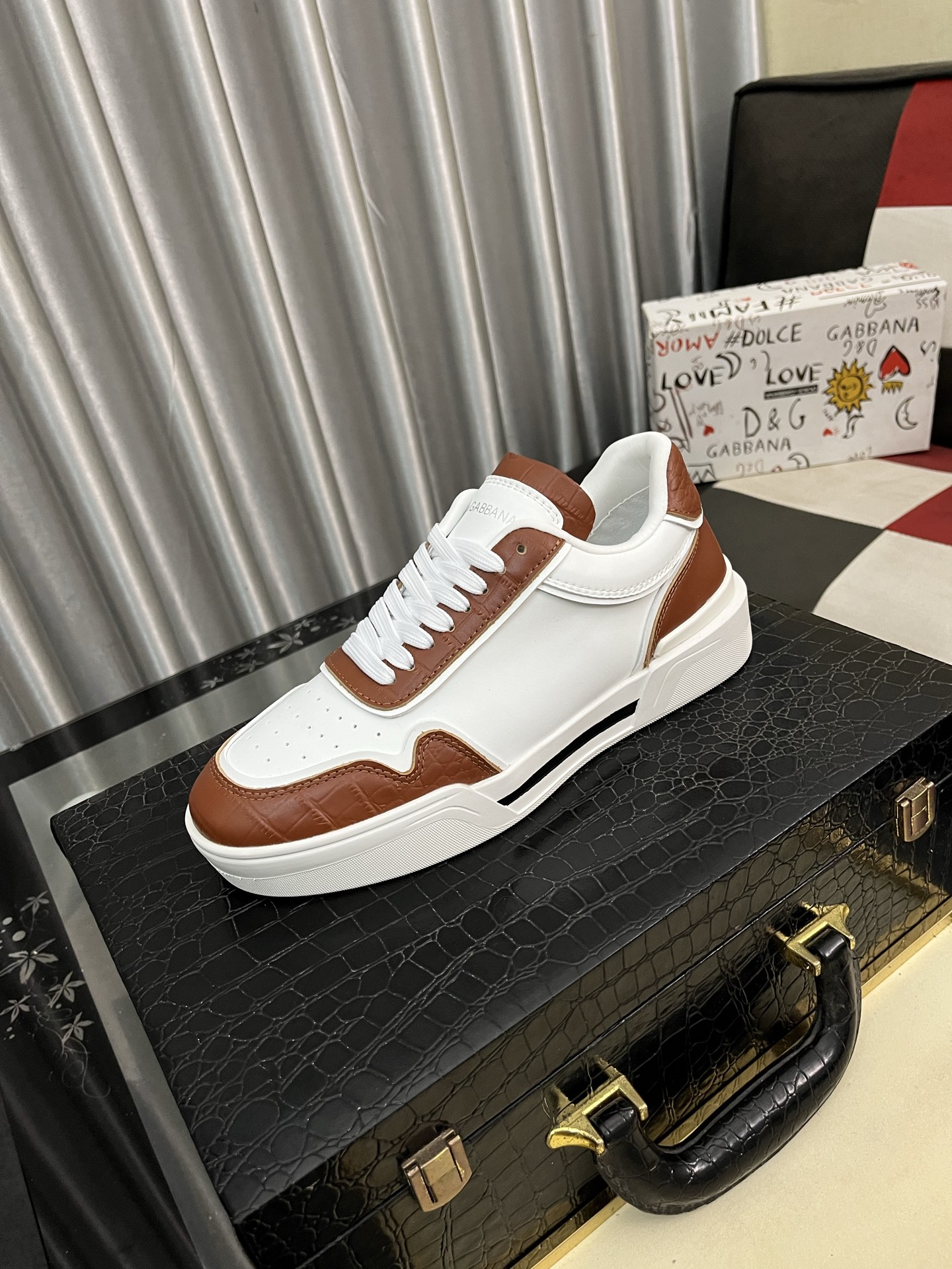 NO:352797,[DG~] Couple casual shoes, 2025z cabinets are available simultaneously. Size: 36-46# 1 color upper is made of multi-material spliced ​​mesh fabric inner lining, comfortable and breathable, the original sole is comfortable and wear-resistant and non-slip sole, and the real thing is even better.19860909【DG～】情侣装休闲鞋,2025z柜同步发售 码数:36-46# 1个颜色鞋面选用多材质拼接网布内里,舒适透气,鞋底原版舒适耐磨防滑大底,实物拍摄实物更赞,,Men's shoes