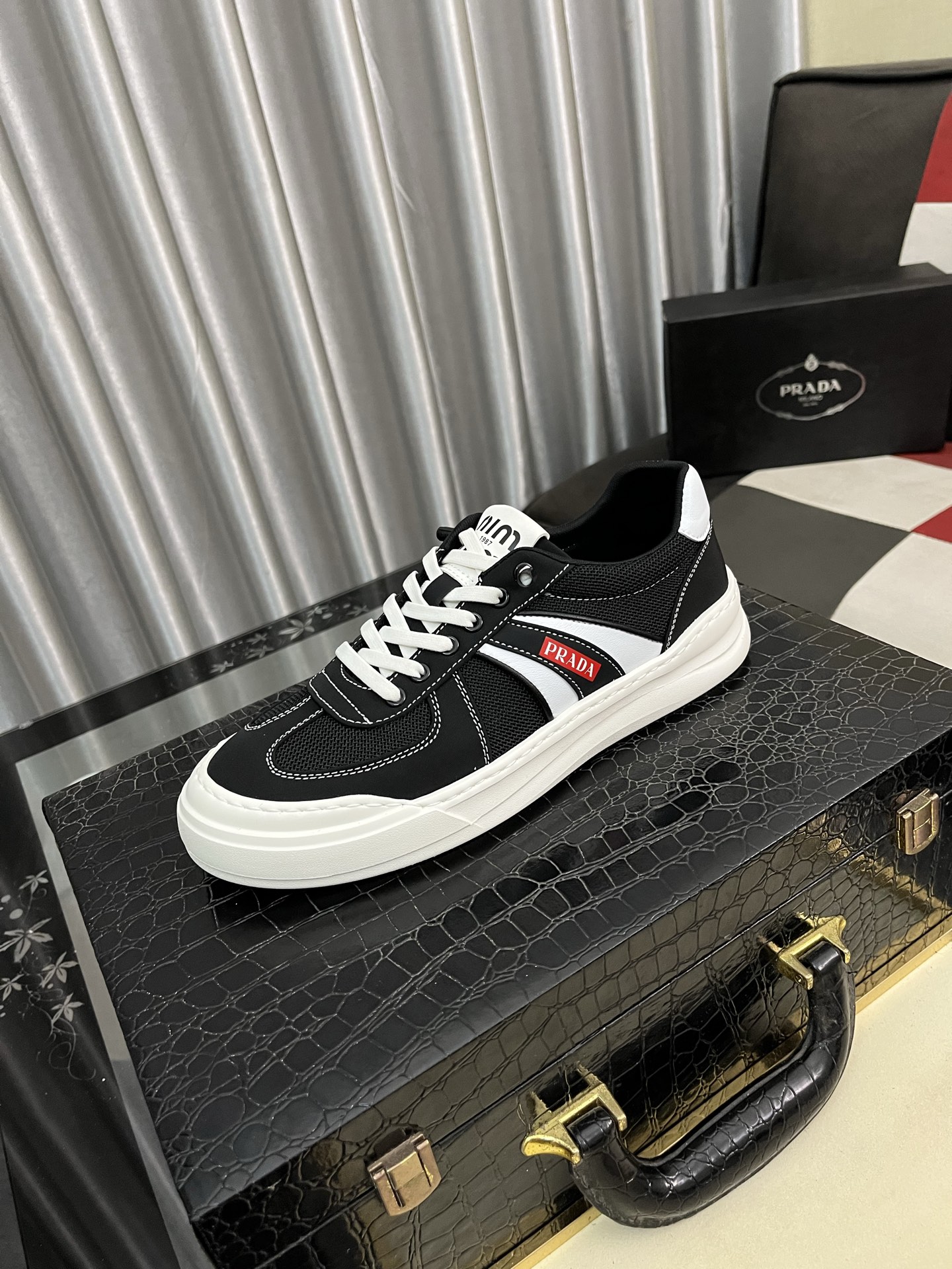 NO:353410,Prada original single quality. ~ Unique modern style sneakers. A must-have for casual shoes for men. Italian imported original brand, imported original leather, sheep (refuse to remove and polish the feet) sole factory special original sole, French lazy style design, foot fitting on the original single quality, super comfortable original sole. Just like the real thing is more beautiful, 38-442 colors available, prada, sneakers19860909普拉达 原单品质.～ 独特现代风运动鞋.休闲鞋潮男必备款 意大利进口原版品牌,进口原版皮,羊里（拒绝脱色磨脚）鞋底原厂特供原版底,法国懒人风格设计 贴脚 在贴原单品质 超舒服原版底 .就好像实物拍摄实物更赞 ,码数38-442色可选,,prada,sneakers,Men's shoes