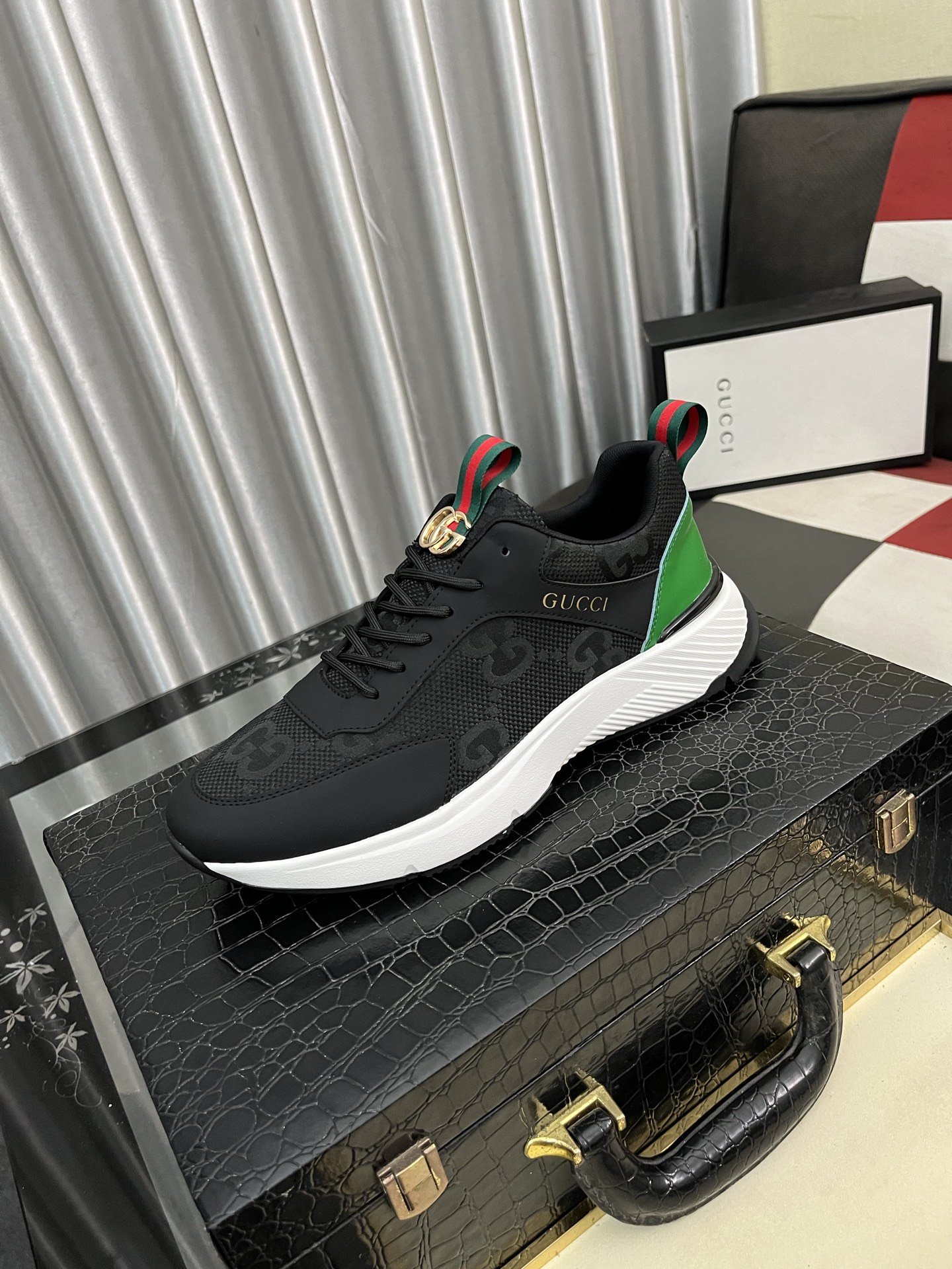 NO:353444,【GUCCI】Guqi Men's latest white shoes series casual slippers!  Created on the official website 11. Upper: imported cowhide, electric embroidery with inner: high-quality top-layer pig skin is soft and comfortable. The picky material selection and exquisite workmanship give you the best enjoyment. Number of 38-443 colors available, gucci, cowhide19860909【GUCCI】古奇 男士最新小白鞋系列休闲便鞋！官网11打造.鞋面:采用进口牛皮,电绣搭配内里:采用优质头层猪皮柔软舒适.挑剔的选料精致的做工给您最好的享受码数38-443色可选,,gucci,cowhide,Men's shoes