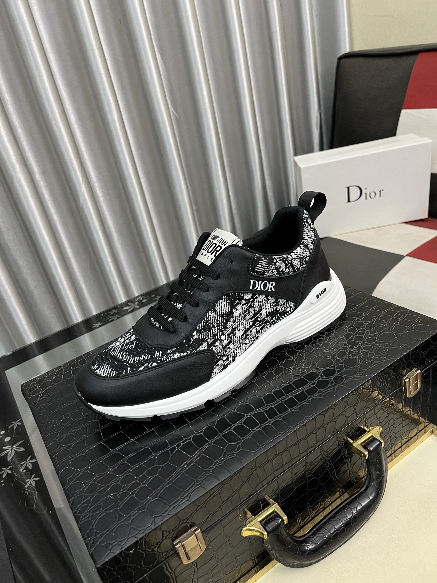 NO:353314,【Dior Dior】 The toe dimension design is a little wider, the foot is comfortable and perfect online, the thread is beautiful, the adaptive pants are perfect and versatile, decorated with various classic details, it is ideal for daily styles, can be matched with various casual items to create exquisite styling fabrics, top layer cowhide/inner sheepskin TPU original outsole, 38-443 colors available, dior, dior, cowhide, sheepskin19860909【迪奥 Dior】 鞋头维度设计宽了点 上脚舒适度完美在线 线头优美 适配裤型完美百搭 饰以各种经典细节 是日常造型的理想之选 可与各式休闲单品搭配打造精致造型面料头层牛皮/内里羊皮TPU原版大底 码数38-443色可选,,dior,dior,cowhide,sheepskin,Men's shoes