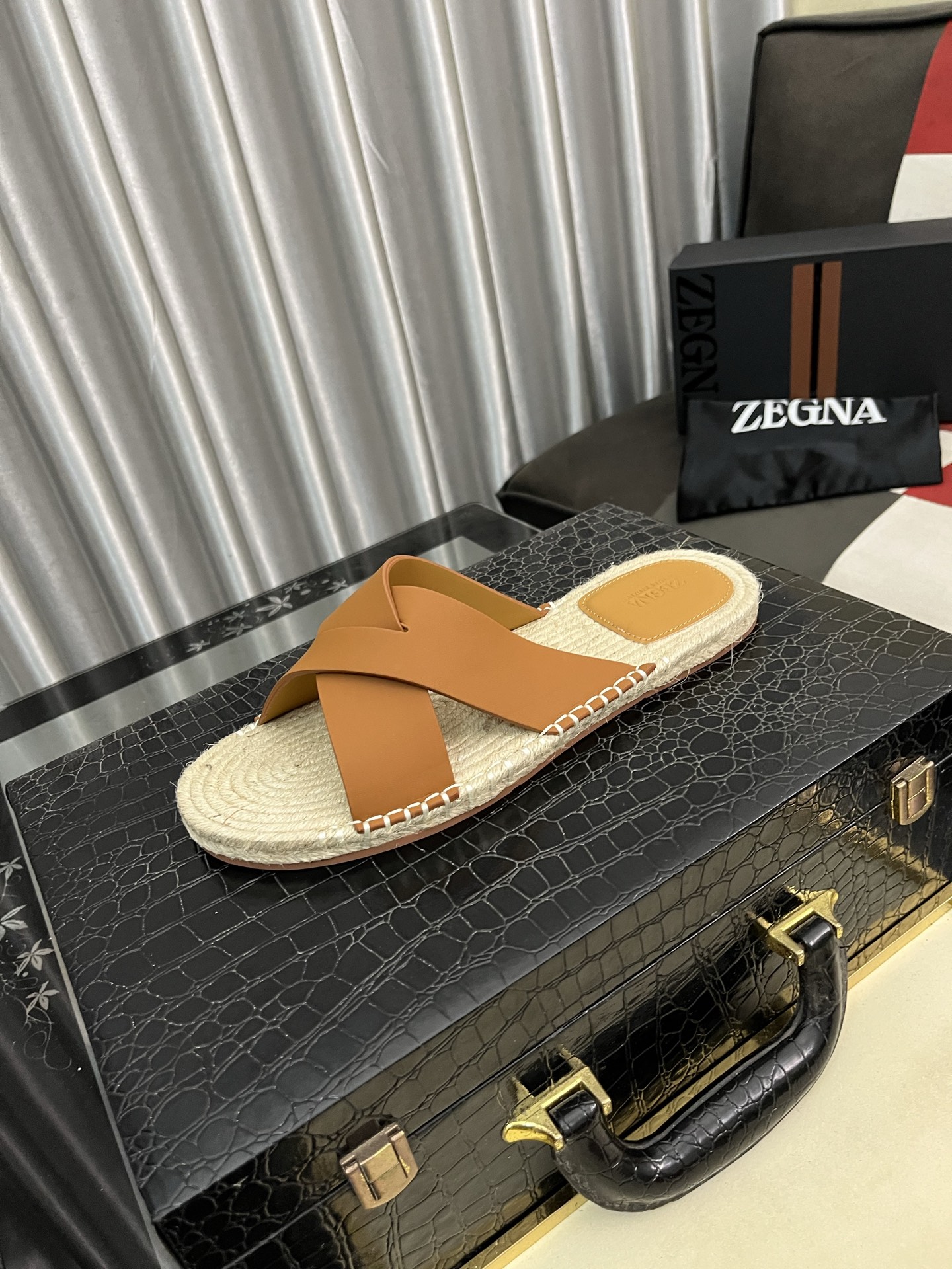 NO:931048,'HERMES' Hermès ♂Men's casual slippers, compare the quality at the counter♂ The top layer of the shoe has a stone pattern with clear texture, showing high-end, high-grade, comfortable to wear, and versatile. Purely hand-drawn strings, raw rubber breathable outsole, breathable and comfortable lambskin lining, comfortable density, original rubber outsole wear-resistant code number 38-44. Can be customized 45-46-47, hermes, hermes, slippers, sheepskin19860909《HERMES》爱马仕 ♂男士拖鞋休闲款,专柜对比质量♂ 鞋面头层石头纹,纹路清晰,彰显高端,上档次,穿着舒适,百搭.纯手工拉线,生胶透气大底,内里透气舒适小绵羊羊皮,密度舒适,原版橡胶大底耐磨 码数38-44.可定做45-46-47,,hermes,hermes,slippers,sheepskin,Men's shoes