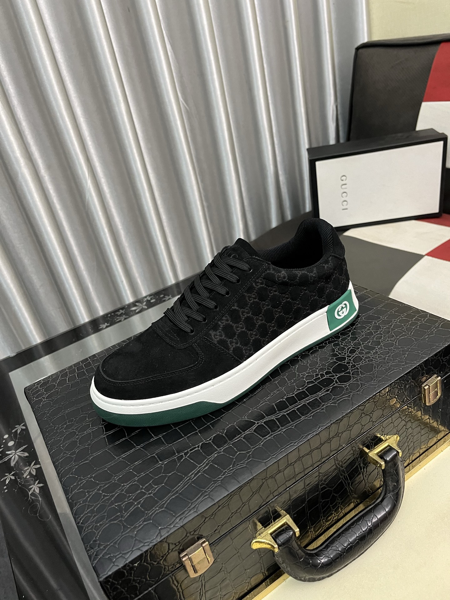 NO:353898,Guccl!  Trendy men's shoes, the upper is imported Italian cowhide with Guqi webbing special leather, full [sweet inner lining] original air cushion sole!  The style is high-profile and elegant, and the foot is versatile and fashionable. A large number of spot photos must be sold!  38-446 colors available, gucci, cowhide, sheepskin19860909古奇Guccl！潮流男鞋,鞋面采用意大利进口牛皮搭配古奇织带特殊皮料,全【羊皮内里】原版气垫大底！款式高调大气,上脚百搭时尚,大量现货转图必卖！38-446色可选,,gucci,cowhide,sheepskin,Men's shoes