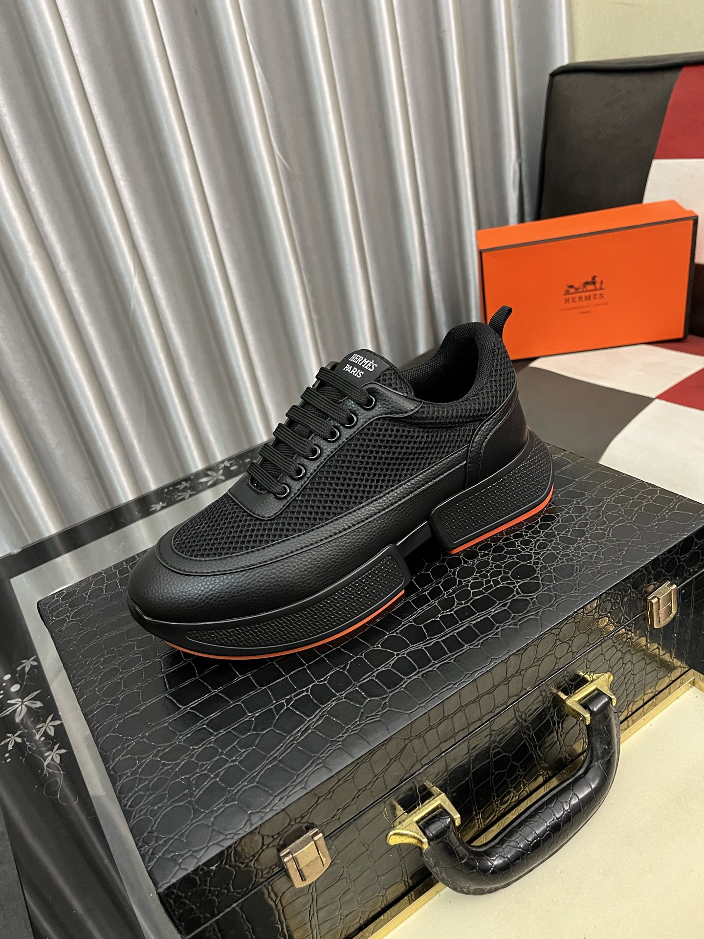 NO:353914,HERME* Hermes fashion casual sneakers, sophisticated, customized imported flying weaving, layered upper with clear lines, sheepskin inner foot pads, lightweight high-end sole. Light luxury style, retro comfortable round toe, breathable and not stuffy on the upper, simple and atmospheric, comfortable and trendy on the feet!  Number of 38444 colors available, hermes, hermes, sneakers, sheepskin19860909HERME*爱马仕时尚休闲运动鞋,精工打造,定制进口飞织制作,叠层设计鞋面线条感层次分明,羊皮内里脚垫,轻质高端大底.轻奢风格,复古的舒适圆头,鞋面透气不闷脚,简约大气,上脚舒适富有潮流感！码数38444色可选,,hermes,hermes,sneakers,sheepskin,Men's shoes