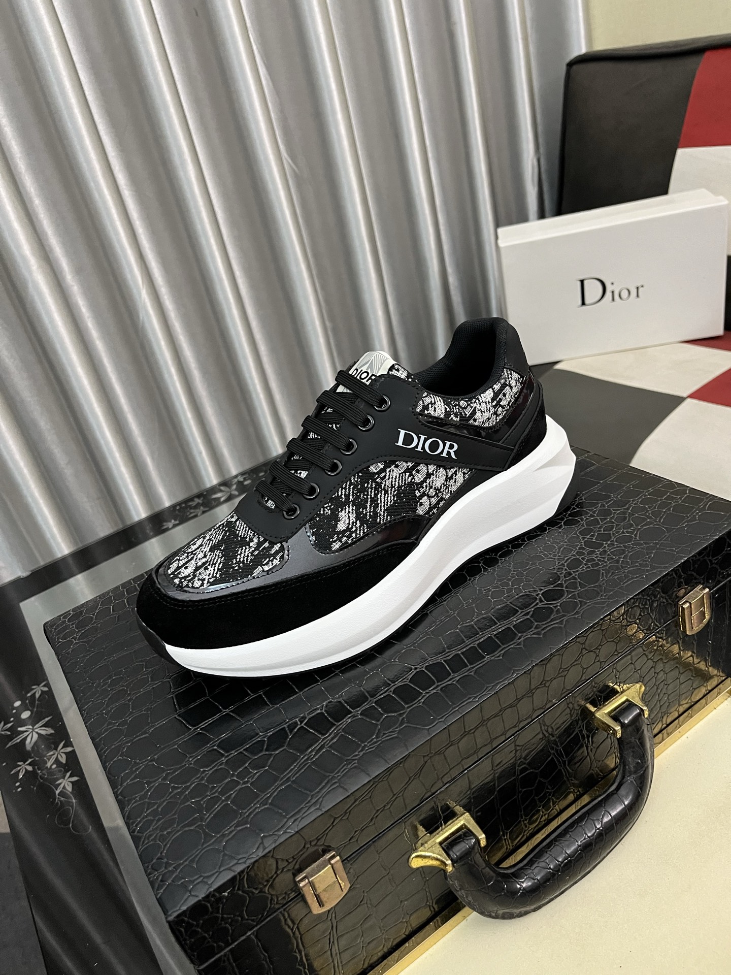 NO:354461,【Dior Dior】 25ss new product B01 German training shoes couples' toe dimension design is a bit wider, the foot is comfortable and perfect online, the thread is beautiful, the adaptive pants are perfect and versatile, decorated with various classic details, it is ideal for daily styles, can be matched with various casual items to create exquisite styling fabrics, top layer cowhide/inner sheepskin TPU original outsole, size 38-444 colors available,,dior,dior,cowhide,sheepskin19860909【迪奥 Dior】 25ss新品 B01德训鞋 情侣款鞋头维度设计宽了点 上脚舒适度完美在线 线头优美 适配裤型完美百搭 饰以各种经典细节 是日常造型的理想之选 可与各式休闲单品搭配打造精致造型面料头层牛皮/内里羊皮TPU原版大底 码数38-444色可选,,dior,dior,cowhide,sheepskin,Men's shoes