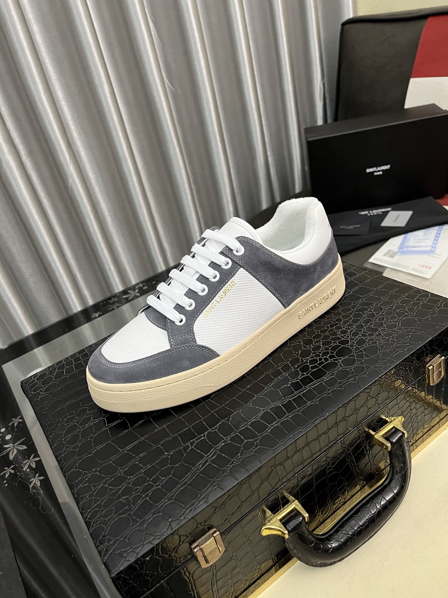 NO:354903,【SAINT LAURENT】Saint Laurent - High-end quality Original single casual sports shoes - Upper Napa calfskin, shoe body. Heel silk-print brand logo - Inner terry cloth, footbed; Water dye cowhide - Outsole ultra-light TPR. Rubber; Two-color molded outsole - Ultra-high quality control, fine workmanship highlighted (high-end, noble, grade) -Size 38-44 (45, custom made),,saint laurent,saint laurent,cowhide19860909【SAINT LAURENT】圣罗兰 -高端品质 原单休闲运动板鞋 -鞋面纳帕小牛皮、鞋身.后跟丝印品牌logo -内里毛巾布里,垫脚；水染牛皮 -大底超轻TPR.橡胶; 双色成型大底 -超高品控·做工精细凸显(高端·贵气·档次) -Size 38-44（45,可订做),,saint laurent,saint laurent,cowhide,Men's shoes