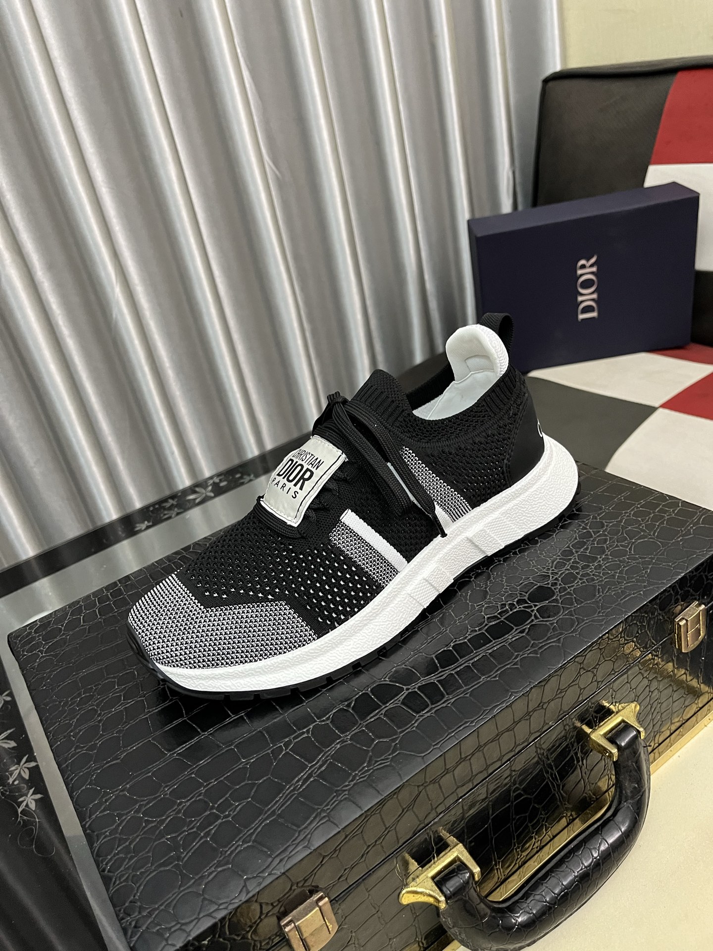 NO:354919,Dior unique modern style sneakers. Casual Love original leather Yangli (refuse to remove and polish the feet) soles are originally specially supplied with original soles, super cool, lace-up and walking style design, super comfortable and wear-resistant original soles. 38-443 colors available, dior, loafers, sneakers19860909迪奥 独特现代风运动鞋.休闲乐福原版皮 羊里（拒绝脱色磨脚）鞋底原厂特供原版底,超酷 系带走路都带风风格设计 超舒服耐磨原版底 .码数38-443色可选,,dior,loafers,sneakers,Men's shoes