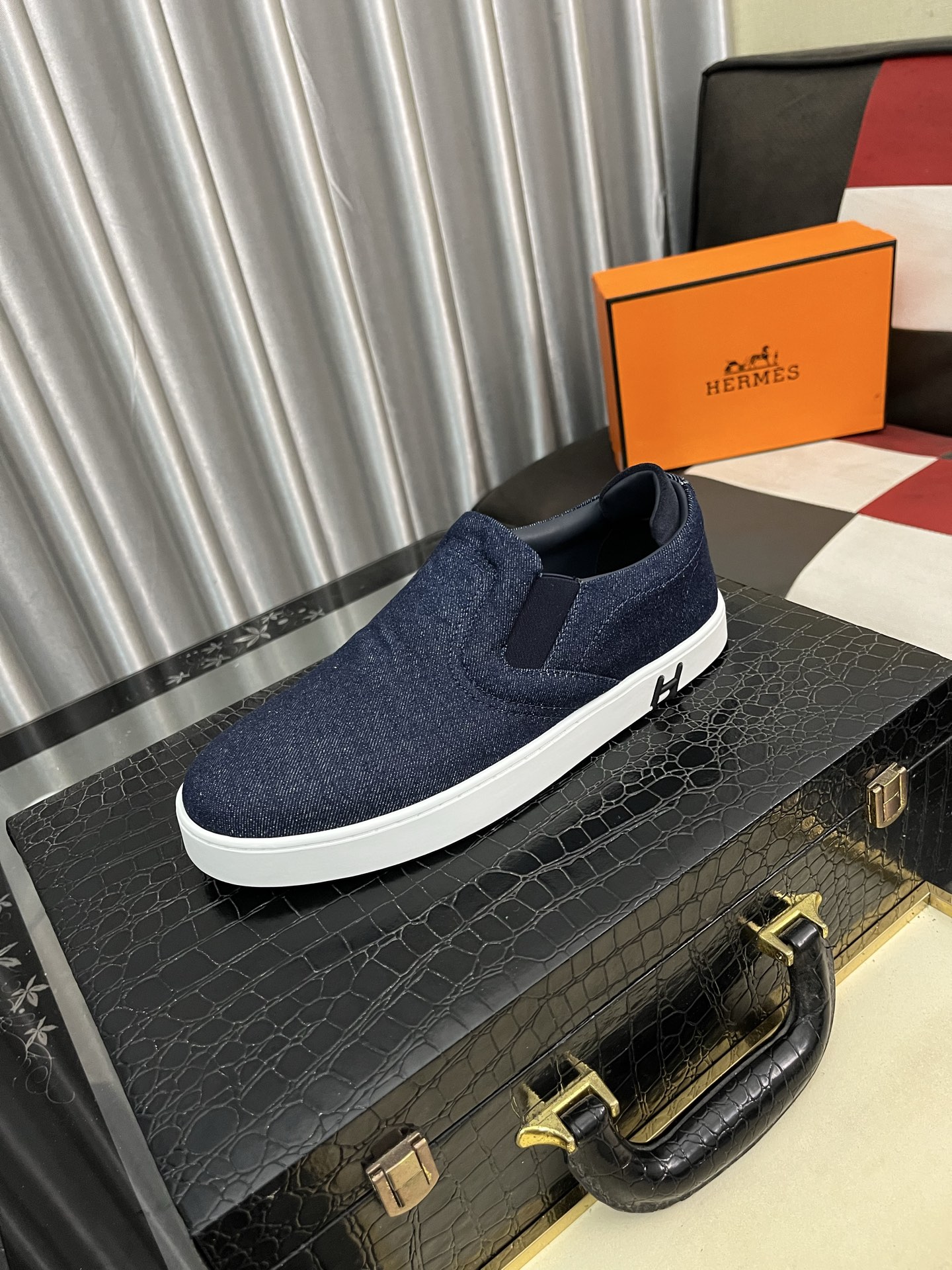 NO:354779,HERMES/Hermes Hugo sneakers casual men's shoes. This sneaker uses imported toe-layer cowhide breathable mesh design, contrasting color design creates a dynamic modern shape. The front end of the toe is natural rubber inlay, and the style is novel and fashionable. The texture is invincible, cowhide lining, cowhide foot pads, comfortable and breathable on the upper part, and the rubber sole decorative geometric pattern is decorated with the iconic 