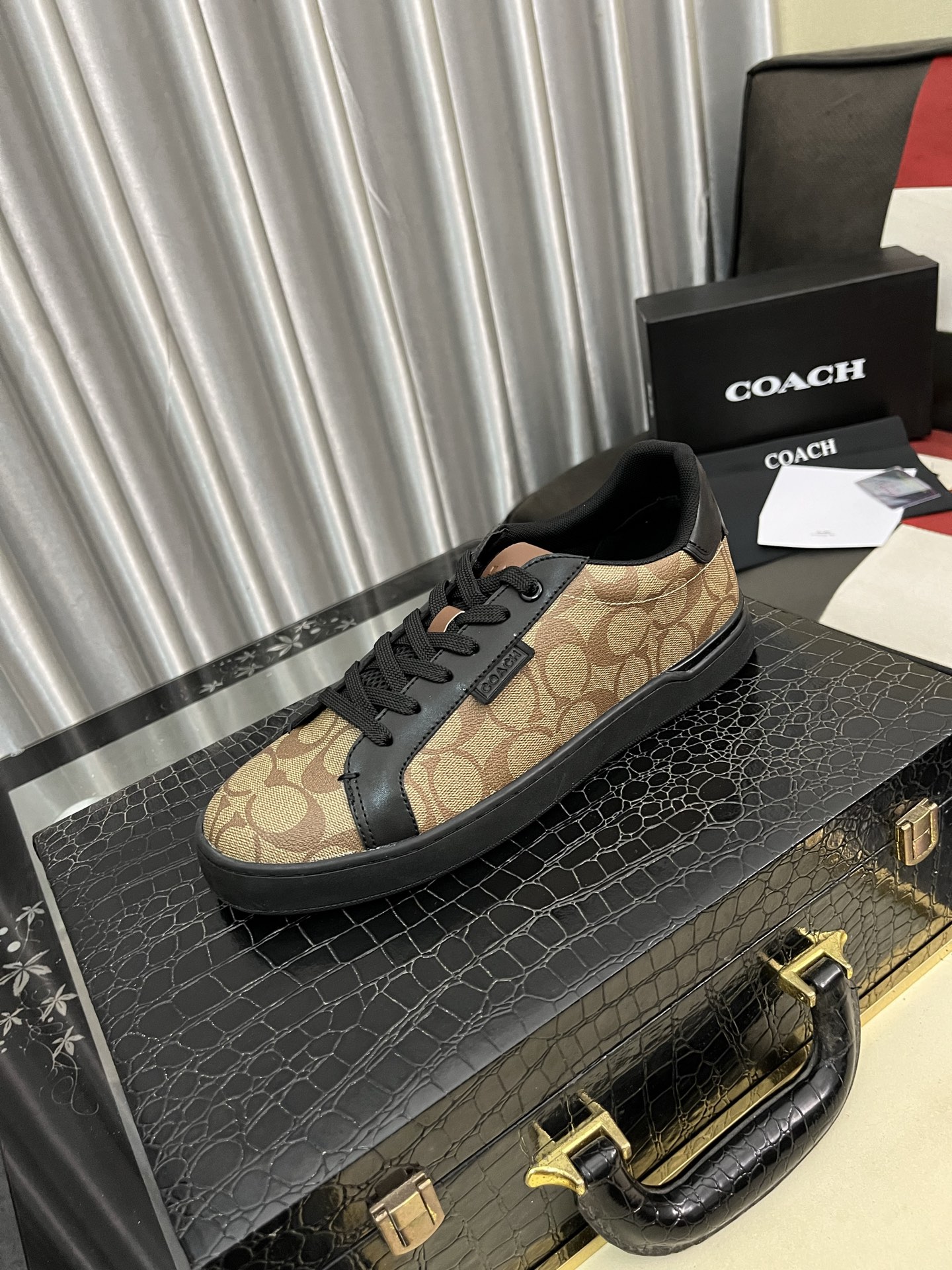 NO:931002,COACH's exclusive new men's low-top casual lace-up sneakers, casual, fashionable and versatile, can be worn in all seasons!  !  Sneakers can be said to be the most popular type of shoe every year. They are a trendy choice for today's young people. This casual men's shoe adopts a convenient lace-up design, which further improves the comfort, fit and breathability of the upper foot!  !  The upper material is imported special material for tapping teeth!  High-end atmosphere, adding visual layering, more casual and fashionable, showing a fresh and energetic side, breathable inner lining!  Comfortable on the foot, soft and breathable, original foam outsole and wear-resistant, sizes 38-444 colors available,,coach,coach19860909COACH蔻驰独家新款男士低帮休闲系带板鞋,休闲时尚百搭款,四季可穿！！板鞋可以说是每年最流行的一款鞋了,适合现在年轻人的潮流选择,这款休闲男鞋采用便捷的系带设计,更加提升上脚舒适贴合度,透气度！！鞋面材质进口叩齿专用材料！高端大气,增添视觉上的层次感,更加休闲时尚,展现出清新活力的一面,内里透气羊里 ！上脚舒适,柔软透气,大底原版发泡耐磨大底,尺码38-444色可选,,coach,coach,Men's shoes