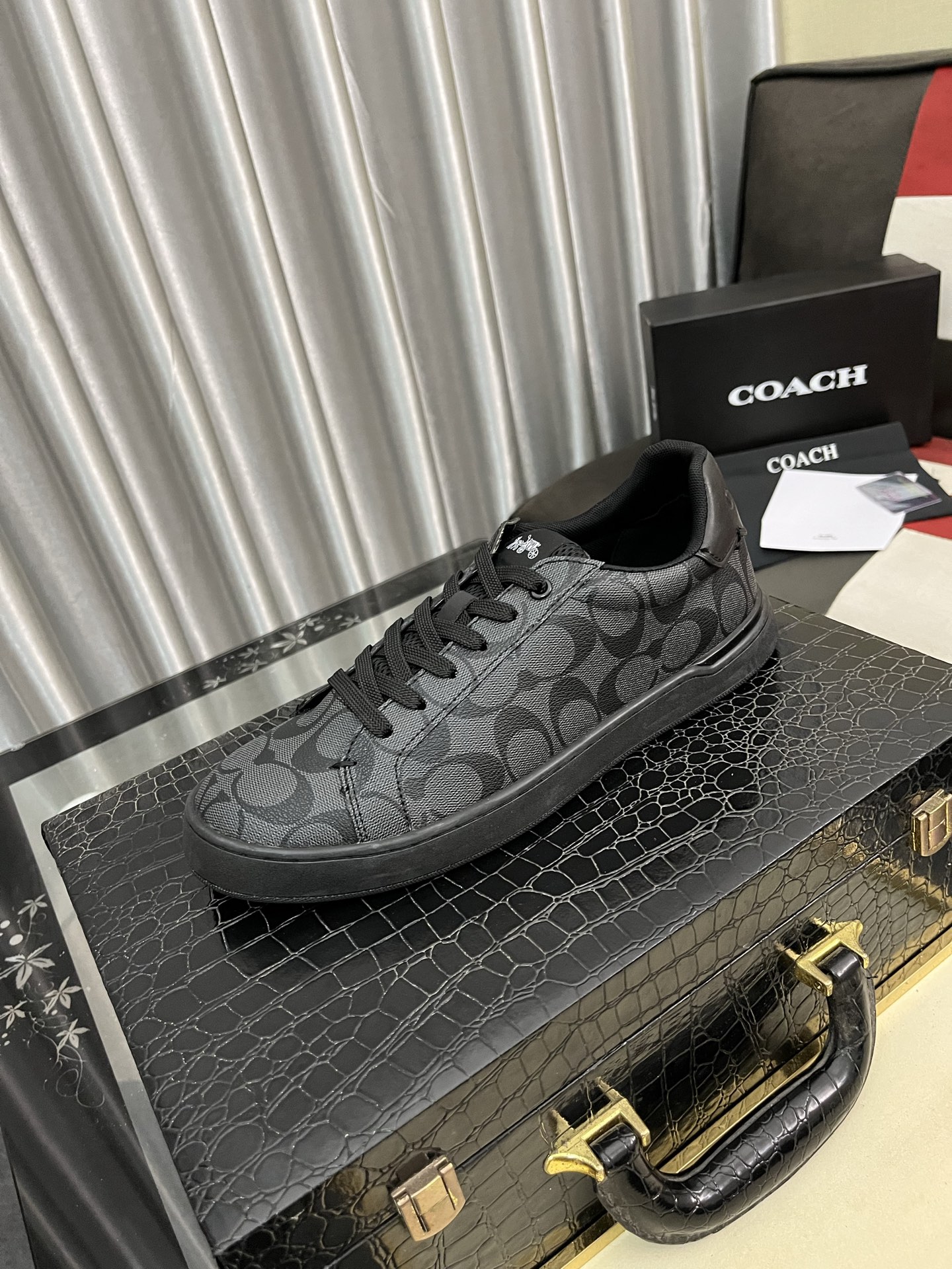 NO:931026,COACH's exclusive new men's low-top casual lace-up sneakers, casual, fashionable and versatile, can be worn in all seasons!  !  Sneakers can be said to be the most popular type of shoe every year. They are a trendy choice for today's young people. This casual men's shoe adopts a convenient lace-up design, which further improves the comfort, fit and breathability of the upper foot!  !  The upper material is imported special material for tapping teeth!  High-end atmosphere, adding visual layering, more casual and fashionable, showing a fresh and energetic side, breathable inner lining!  Comfortable on the foot, soft and breathable, original foam outsole and wear-resistant, sizes 38-443 colors available,,coach,coach19860909COACH蔻驰独家新款男士低帮休闲系带板鞋,休闲时尚百搭款,四季可穿！！板鞋可以说是每年最流行的一款鞋了,适合现在年轻人的潮流选择,这款休闲男鞋采用便捷的系带设计,更加提升上脚舒适贴合度,透气度！！鞋面材质进口叩齿专用材料！高端大气,增添视觉上的层次感,更加休闲时尚,展现出清新活力的一面,内里透气羊里 ！上脚舒适,柔软透气,大底原版发泡耐磨大底,尺码38-443色可选,,coach,coach,Men's shoes